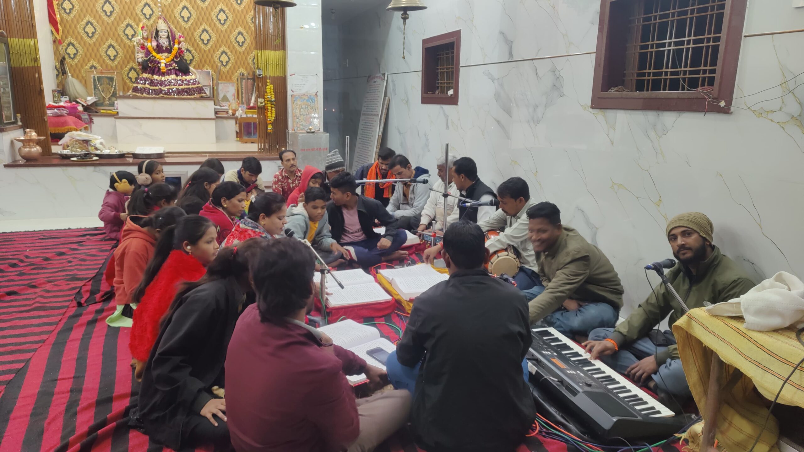 सिवनी यशो :- सिवनी नगर के उप नगरीय क्षेत्र भैरोगंज परतापुर रोड में स्थित श्री मां आदिशक्ति ज्वाला देवी सिद्ध पीठ मंदिर में लगातार 68 सप्ताह से प्रत्येक शनिवार को युवाओं एवं मातृशक्ति द्वारा सास्वर भक्तिमय सुंदरकांड एवं हनुमान चालीसा का पाठ किया जा रहा है । श्रद्धा एवं भक्ति के इस संगम की ख्याति निरंतर बढते हुये श्रद्धालुओं को अपनी ओर आकर्षित कर रही है । हर सप्ताह इस आयोजन को अलग अलग श्रद्धालु यजमान बनकर संपन्न कराते है ।