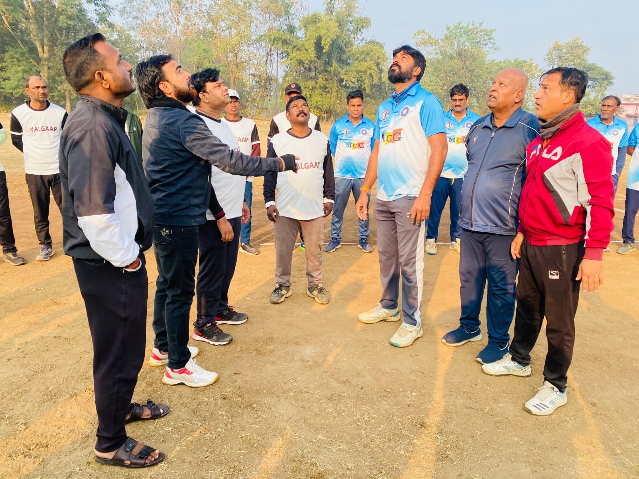 सिवनी यशो:- यलगार गोल्ड कप टेनिस क्रिकेट प्रतियोगिता में आज शानदार 2 मैच खेले गए। पहला मैच साइनिंग स्टार व सिटी बॉयज के मध्य खेला गया। जिसमें सिटी बॉयज ने टॉस जीतकर पहले बल्लेबाजी करते हुए 45 रनों पर ऑलआउट हो गई। जवाबी पारी खेलने उतरी साइनिंग स्टार ने 4.4 ओवर में ही 9विकेट से जीत अर्जित की। इस मैच में साइनिंग स्टार के अनुभवी गेंदबाज नीरज वर्मा ने शानदार गेंदबाजी करते हुए 4विकेट लिया ।जिसमें टूर्नामेंट की पहली हैट्रिक भी शामिल हैं ,नीरज वर्मा को मैन ऑफ द मैच दिया। इस मैच के मुख्य अतिथि अभिराज सिंह एवं अनिल जायसवाल थे ।वही आज का दूसरा मैच यलगार व ग्रीन सिटी के मध्य खेला गया।