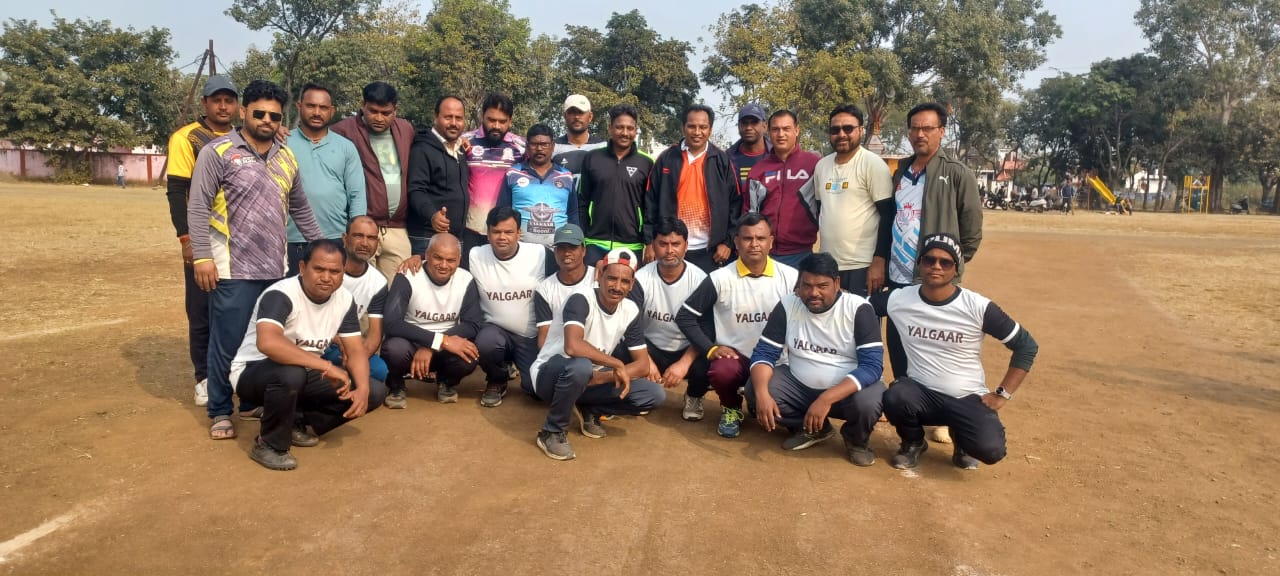 सिवनी यशो:- यलगार वेटरन टेनिस गोल्ड कप का आज शानदार तीसरे दिन शानदार 2 मैच खेले गए । जिसमें पहला मैच सिंघम व एमसीसी गोपालगंज के मध्य खेला गया , टॉस जीतकर गोपालगंज ने निर्धारित 10 ओवर में 7 विकेट के नुकसान पे 67 रन ही बनाया ।प जवाब में सिंघम टीम की शानदार ओपनिंग पार्टनरशिप 43 रनों की रही लेकिन उसके बाद इमरान की शानदार गेंदबाजी से सिंघम टीम पतझड़ के पत्तों को तरह ढह गई ।