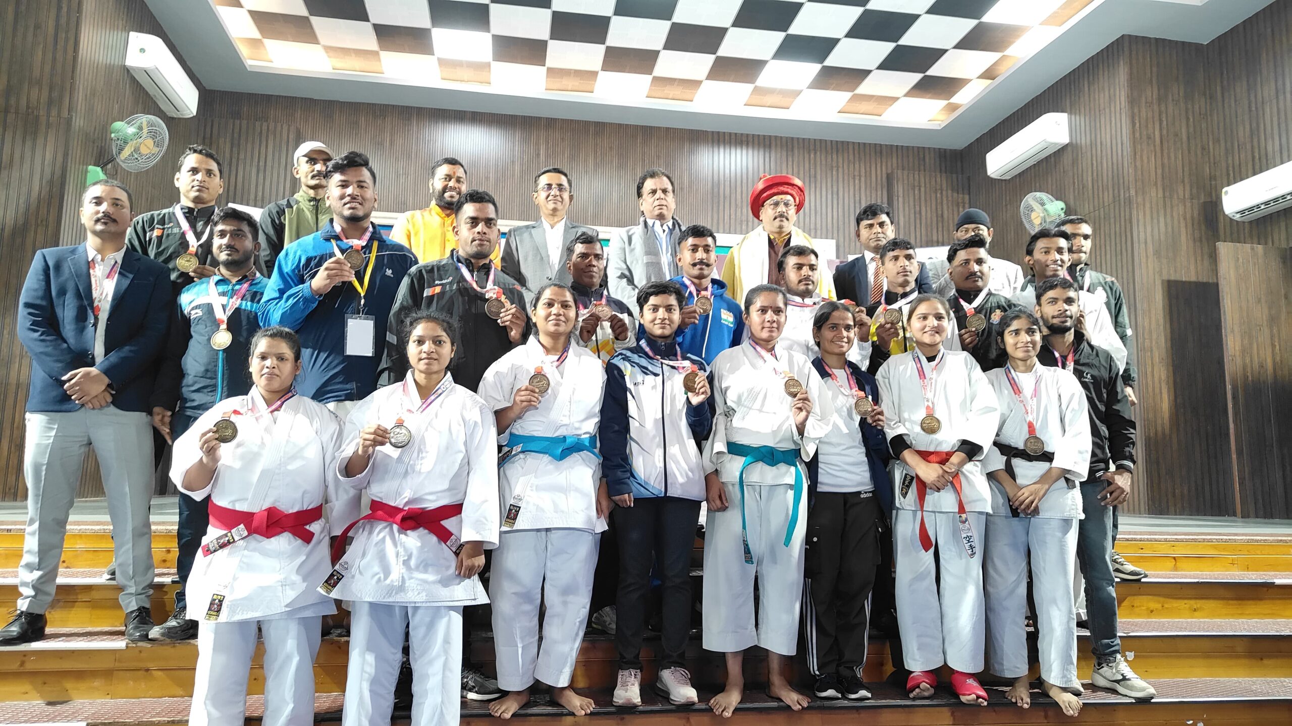 छपारा यशो:- बनारस में दिनांक 20 से 22 दिसंबर तक कराते इंडिया ऑर्गेनाइजेशन से अधिकृत आल इंडिया वूमेन कराते चैंपियनशिप भारत ट्रॉफी -2 में सीनियर कैटेगरी में 5 गोल्ड , 4 सिल्वर , 5 ब्रॉन्ज मेडल में मध्यप्रदेश ने जीतकर प्रथम स्थान प्राप्त कर विनर ट्रॉफी पर कब्जा किया। वहीं उत्तर प्रदेश पुलिस द्वितीय स्थान एवं उत्तर प्रदेश तीसरे स्थान पर रही। स्पोर्ट्स कराते डेवलपमेंट एसोसिएशन सिवनी टीम से गीतेश प्रजापति ने कुमिते में सिल्वर मेडल जीता। सब जूनियर वर्ग में सिवनी की अनुश्री सलाम ने कुमिते में ब्रॉन्ज मेडल जीता।