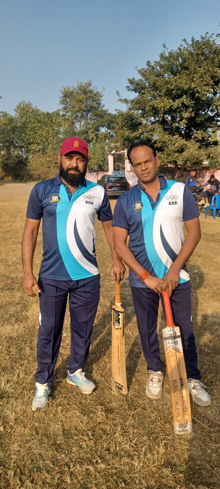 सिवनी यशो:- यलगार टेनिस गोल्ड कप का आज शानदार 4 थे दिन शानदार 4 वेटरन के मैंच खेले गए ।पहला मैच आज से सिवनी सुपर किंग व एमसीसी गोपालगंज के मध्य खेला गया, गोपालगंज ने टॉस जीतकर पहले बल्लेबाजी करते हुए निर्धारित 10 ओवर में 6 विकेट के नुकसान पे 94 रन बनाए। जिसमें सुनील बट्टी ने शानदार 20 गेंदों का सामना कर 39 रन बनाए। वही जवाबी पारी खेलने उतरी सिवनी सुपर किंग महज 59 रन बनाकर ऑल आउट हो गई। गोपालगंज की तरफ से साजिद सफारी और शशिकांत ने शानदार 3/3 विकेट लिया ।