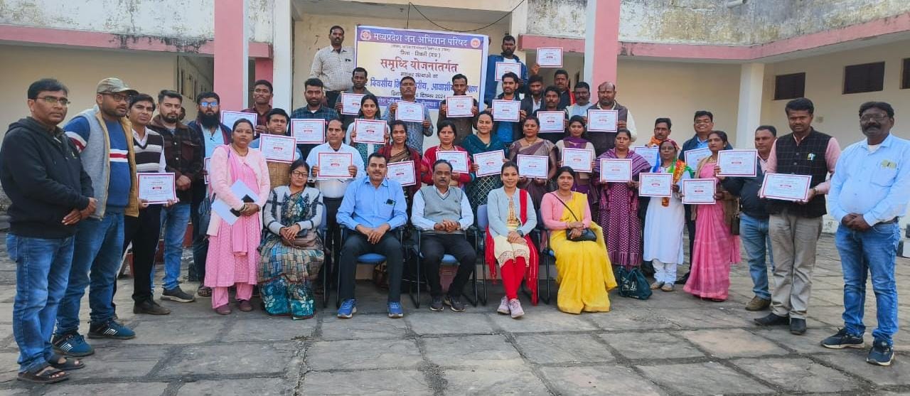 सिवनी यशो:- म.प्र. जन अभियान परिषद (योजना आर्थिक एवं सांख्यिकी विभाग, म.प्र. शासन) द्वारा नवांकुर स्वैच्छिक संस्थाओं की 02 दिवसीय आवासीय क्षमता वृध्दि प्रशिक्षण के द्वितीय दिवस में विभिन्न सत्रों के माध्यम से प्रतिभागियों को महत्वपूर्ण जानकारियां से अवगत कराया गया। इस अवसर पर जिला समन्वयक जन अभियान परिषद श्री सौरभ शुक्ला ने प्रतिभागियों से प्रथम दिन के फीडबैक और अनुभव कथन लेकर आज के सत्रों में पूरी तन्मयता के साथ यहां से सीखकर जान के उपरांत चयनित ग्रामों में कार्य रूप में परिणीत करने हेतु कहा।