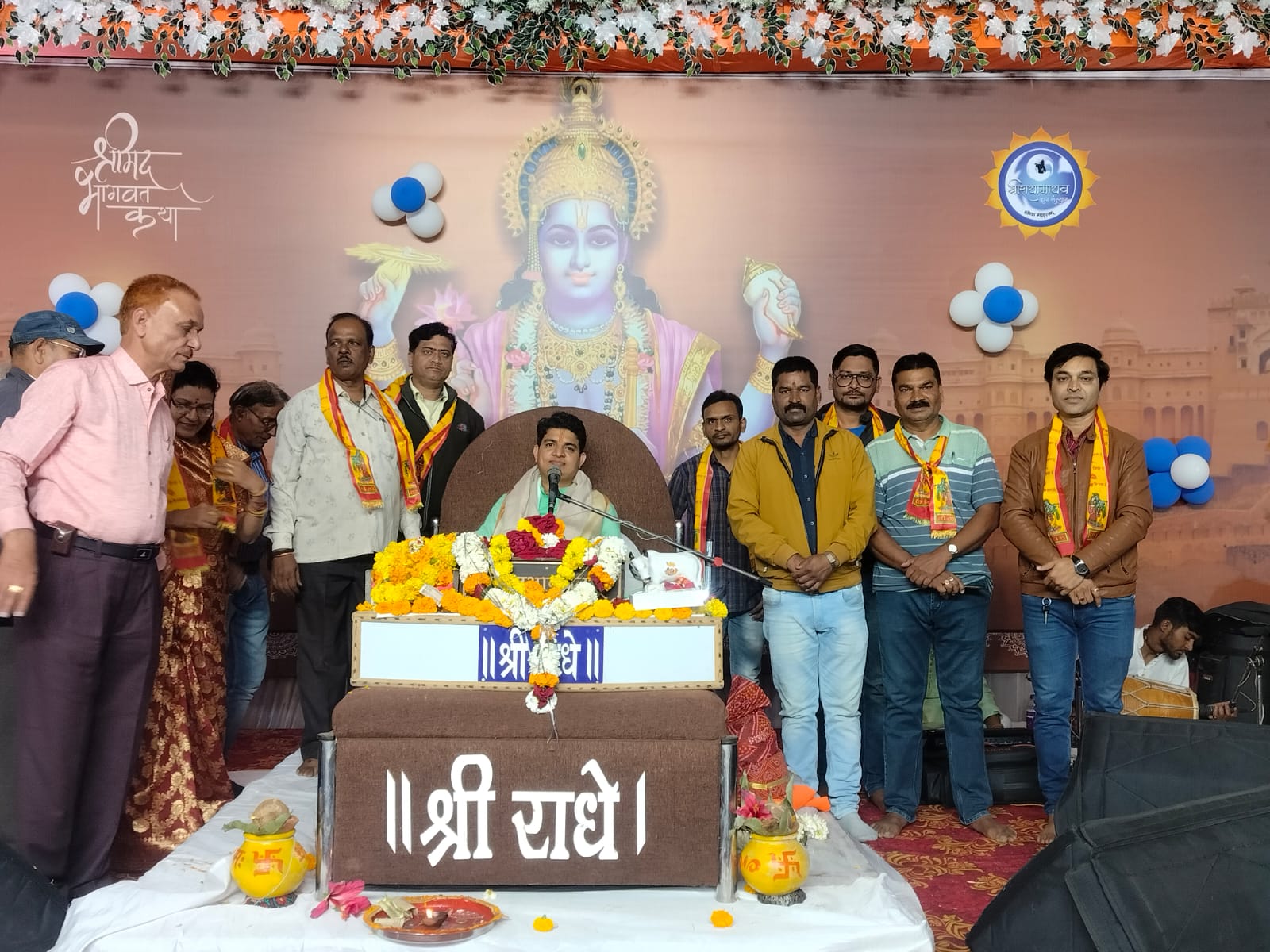 छपारा यशो:- छपारा कलां पर आयोजित सात दिवसीय श्रीमद् भागवत कथा के पांचवें दिन की कथा में भगवान श्रीकृष्ण जन्मोत्सव मनाया गया। इस अवसर पर स्वामी साक्षी गोपाल दास जी महाराज ने कहा कि जब पृथ्वी पापियों का बोझ सहन नहीं कर पा रही थी, तब सभी देवता ब्रह्मा जी व शिव के साथ क्षीर सागर में भगवान की स्तुति करने लगे। तब भगवान श्री हरि ने प्रसन्न होकर देवताओं को बताया कि मैं वासुदेव व देवकी के घर कृष्ण रूप में जन्म लूंगा और वृंदावन में मां यशोदा व नंदबाबा के घर बाल लीलाएं करूंगा। इसलिए आप सब भी उस समय धरती पर किसी ना किसी रूप में उपस्थित रहना।