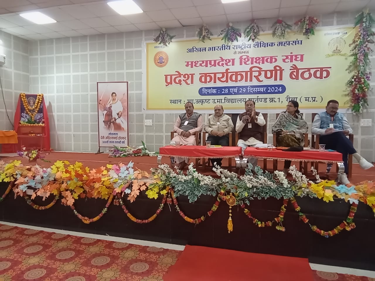 सिवनी यशो:- प्रदेश की सभी विकासखंड तहसील एवं नगर की शाखाएं भंग दिनांक 19 जनवरी तक होंगे निर्वाचन मध्य प्रदेश शिक्षक संघ की प्रांतीय कार्यकारिणी की बैठक एक्सीलेंस विद्यालय रीवा में आयोजित की गई इस बैठक की अध्यक्षता प्रांतीय अध्यक्ष छत्रबीर सिंह राठौड़ तथा मुख्य अतिथि के रूप में राष्ट्रीय शैक्षिक महासंघ के संगठन मंत्री श्री महेंद्र कपूर उपस्थित रहे इस बैठक में जिले के 52 जिलों के समस्त शाखों के अध्यक्ष सचिव कोषाध्यक्ष संगठन मंत्री एवं विभिन्न प्रकोष्ठों के प्रभारी उपस्थित हुए शिक्षकों की उपस्थिति में प्रमुख रूप से यह निर्णय दिया गया कि प्रदेश के समस्त विकासखंड तहसील एवं नगर शाखों को भंग कर उन शाखों के अध्यक्ष तथा सचिव को संयोजक तथा सहसंयोजक नियुक्त कर दिनांक 19 जनवरी 2025 तक निर्वाचन पूर्ण कराकर जिला शाखा के निर्वाचन जिला निर्वाचन पूर्ण कराए जाएंगे ।