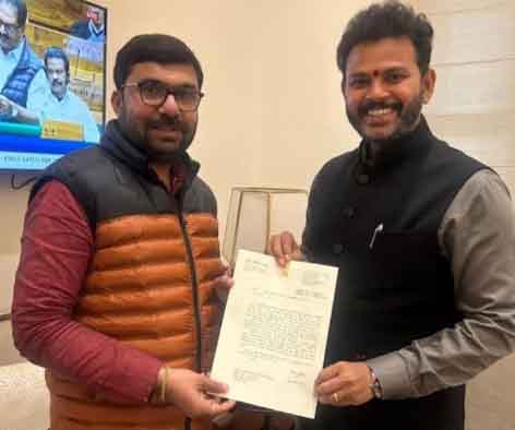 छिंदवाड़ा यशो:- सांसद बंटी विवेक साहू (MP Bunty Vivek Sahu) ने केंद्रीय नागर विमानन मंत्री किंजारापू राम मोहन नायडू जी (Union Civil Aviation Minister Kinjarapu Ram Mohan Naidu) से मुलाकात की सांसद श्री साहू ने केंद्रीय मंत्री से छिंदवाड़ा में एयरपोर्ट (airport) की स्थापना किए जाने का मांग पत्र सौंपा। सांसद ने केंद्रीय मंत्री को अवगत कराया कि छिन्दवाड़ा-पान्दुर्ना संसदीय क्षेत्र (Chhindwara-Pandurna parliamentary constituency) के छिन्दवाड़ा जिला मुख्यालय में एयरस्ट्रिप है। जिसमें केवल 7 सीटर एयरक्राफ्ट एवं हेलीकाप्टर ही लैंड कर सकते हैं। हवाई पट्टी की लंबाई 1486 मीटर एवं 30 मीटर चौड़ाई है। विगत दिनों सर्वे एजेन्सी द्वारा बनाई गई फिजीबिलिटी रिपोर्ट के अनुसार हवाई पट्टी का विस्तार किया जाना उपयुक्त नहीं है।