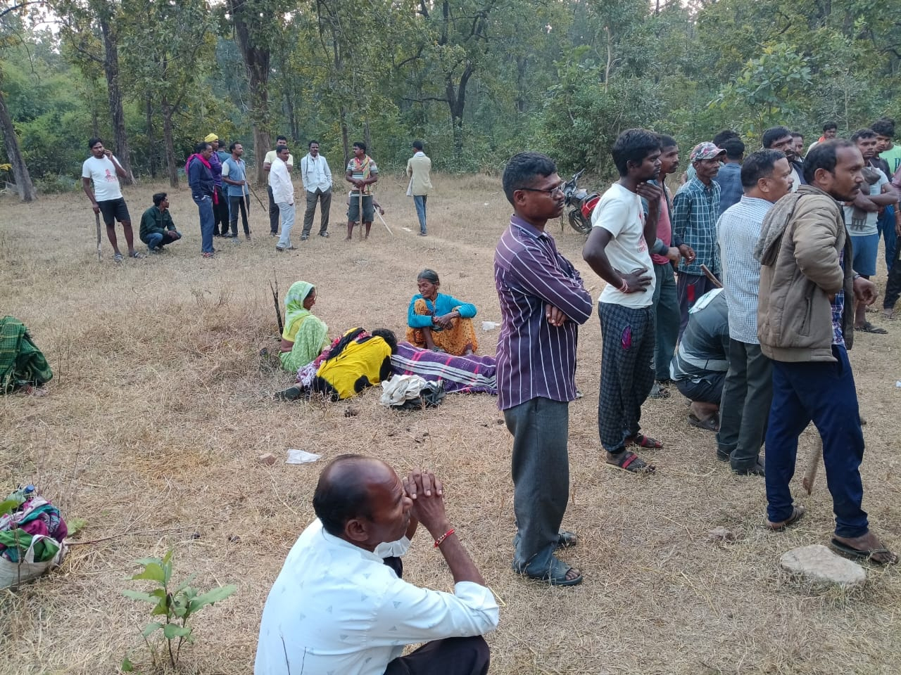 सिवनी यशो:- सिवनी एवं बालाघाट (Seoni and Balaghath) जिले की सीमा से लगे ग्राम सिलारी ग्राम में एक बाघिन (tigress) ने खेत में काम कर रहे किसान को अपना शिकार बना लिया । घटना की जानकारी पर ग्रामीणों में आक्रोश दिखाई दे रहा है और ग्रामीणों का कहना है कि वन विभाग का अमला लापरवाही का परिचय दे रहा है ।