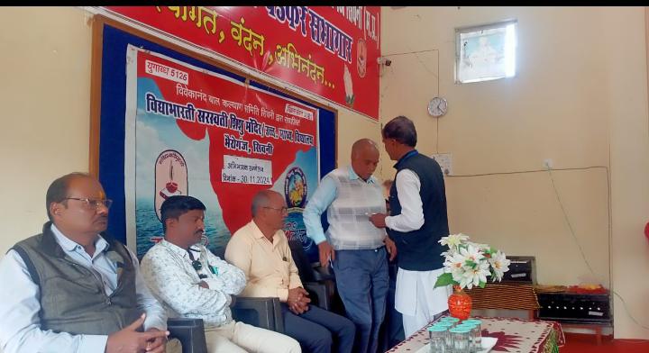 अभिभावक सम्मेलन संपन्न ÓÓअभिभावकों ने रखे अपने विचार''- ''दिया सहयोग का आश्वासनÓÓ ÓÓविद्यालय के शैक्षणिक वातावरण की सराहना'' सिवनी ०१ दिसंबर २०२४ सिवनी यशो:- नगर की प्रतिष्ठित शैक्षणिक संस्था सरस्वती शिशु/उ.मा.विद्यालय भैरोगंज सिवनी में उच्चतर कक्षाओं का अभिभावक सम्मेलन प्रसन्नता के वातावरण में सम्पन्न हुआ। आयोजन में राम किशोर सोनी, ओम प्रकाश नरेती, राम भरोस विश्वकर्मा, व्यवस्थापक नितिन जी चौघरी, कोषाध्यक्ष मनोज मर्दन त्रिवेदी, प्राचार्य ओमप्रकाश यादव मंचासीन रहे। मां सरस्वती एवं मॉ भारती के समक्ष दीप प्रज्जलन से आयोजन का शुभारंभ हुआ। तत्पश्चात् मंचासीन अतिथियों का परिचय एवं स्वागत कृष्णमुरारी दुबे एवं अर्जुन सिंह बघेल द्वारा किया गया। ओमप्रकाश नरेती जनशिक्षक ने अभिभावक सम्मेलन की उपादेयता के विषय में बताते हुए इसे छात्रों के विकास में आवश्यक बताया। शिक्षक बालमुकुन्द चंद्रवंशी ने हिन्दी माध्यम से प्रदान की जाने वाली मातृभाषा शिक्षा को सर्वश्रेष्ठ बताया। अभिभावक सतेन्द्र अवस्थी ने अपने उद्बोधन में अभिभावकों से अपने भैया-बहिनों पर अतिरिक्त ध्यान देने की आवश्यकता पर बल दिया। श्रीमती संगीता राय ने अपने उद्बोधन में कहा कि शिशु मंदिर में अच्छी शिक्षा के साथ संस्कार भी प्राप्त होते है। अपने घरों में उन्हें अच्छेें संस्कार देना चाहिए। अधिकांश अभिभावकों ने मोबाइल को भैया-बहिनों की शैक्षणिक प्रगति में बाधक बताया। सभी ने इस बात के लिए आचार्य परिवार की मुक्त कंठ से सराहना की, कि उनके बच्चों पर विद्यालय में बहुत अच्छे ढंग दिया जा रहा है। विद्यालय के कोषाध्यक्ष मनोज मर्दन त्रिवेदी ने अपने उद्बोधन में बताया कि भैया-बहिनों की सफलता में कोई कमी शेष न रहें इसलिए अभिभावकों के विचार जानने के लिए ये सम्मेलन आयोजित किया गया है। विद्यालय के शैक्षणिक माहौल की प्रशंसा करते हुए श्रीमती अन्नपूर्णां सनोडिया ने अभिभावक संपर्क एवं अभिभावको के विचार को महत्व देने के लिए विद्यालय प्रबंधन की प्रशंसा की। विद्यालय के व्यवस्थापक नितिन चौधरी ने अपने उद्बोधन में समाज एवं राष्ट्र निर्माण में सरस्वती शिशु मंदिरों के छात्रों के योगदान का उल्लेख करते हुए बताया कि शिशु मंदिर के शिक्षित भैया-बहिन आज समाज और राष्ट्र का नेतृत्व कर रहे है। विद्यालय आचार्य परिवार की ओर से प्रकाश गुप्ता एवं कृष्णमुरारी दुबे ने अपने विचार रखे। आयोजन में बड़ी संख्या में अभिभावकों की उपस्थिति रही। कार्यक्रम प्रकाश गुप्ता ने किया एवं आभार प्रदर्शन सौ.मनीषा तिवारी ने किया। इस अवसर पर समस्त आचार्य परिवार की उपस्थिति रही।