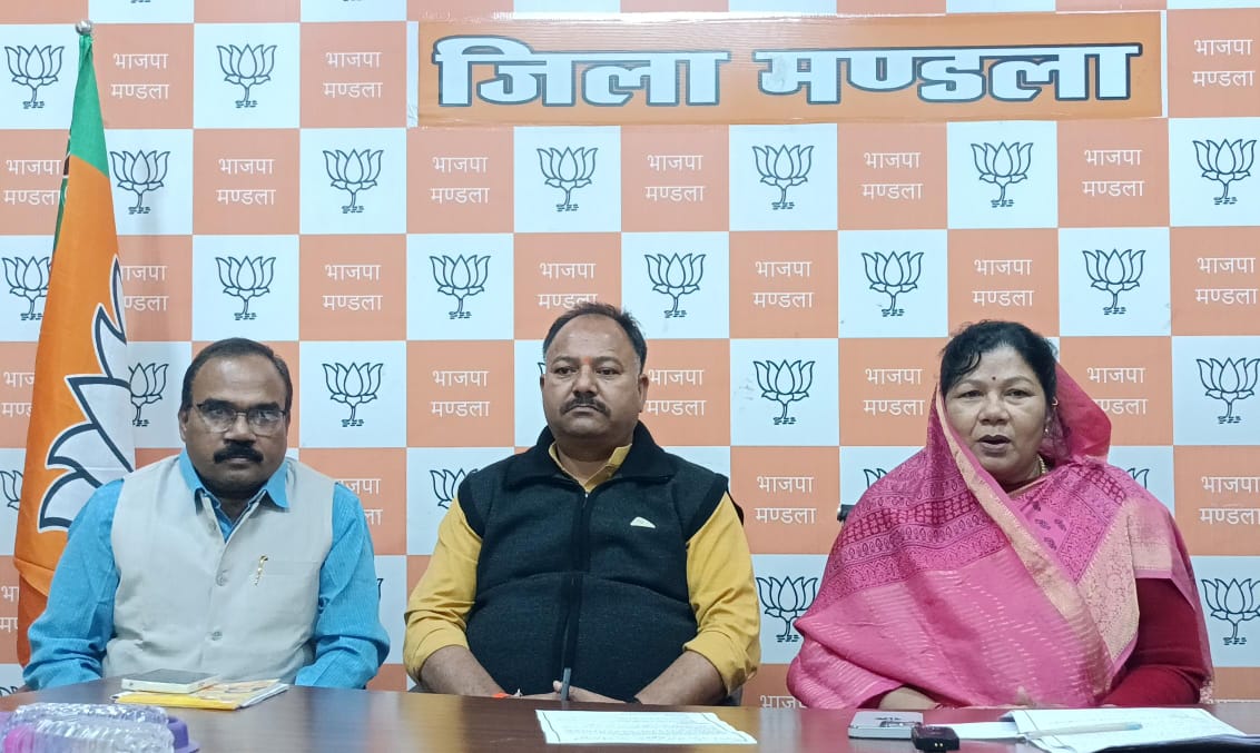 मंडला यशो:- मध्यप्रदेश (Madhya Pradesh) की उन्नति और प्रगति के साथ जनता को खुशहाल बनाने के लिए भारतीय जनता पार्टी सरकार (Bharatiya Janata Party Government) ने जनता के सामने जो संकल्प पत्र प्रस्तुत किया था उस पर चरणबद्ध तरीके से तेजी से कार्य हो रहे हैं प्रदेश के विकास और जनता के हित में तय किये गये संकल्पों में एक साल के भीतर 45 से अधिक संकल्प जनहित के पूरे किये जा चुके हैं अन्य संकल्पों पर तेजी से कार्य चल रहा है आने वाले 4 वर्ष में हमारी भाजपा सरकार (BJP government) सभी 456 संकल्पों को क्रमश: पूरा करेंगे। मुख्यमंत्री श्री यादव जी के नेतृत्व में भारतीय जनता पार्टी की सरकार ने कम समय में अभूतपूर्व उपलब्धियां (unprecedented achievements) हासिल की हैं। सरकार का यह पहला वर्ष मध्यप्रदेश में सुशासन विकास विरासत और जनकल्याण के संवर्धन के लिए समर्पित रहा है उक्त आशय के उदगार भारतीय जनता पार्टी कार्यालय में आयोजित पत्रकार वार्ता Press Conference) में मुख्य वक्ता के रूप में प्रदेश के लोक स्वास्थ्य यांत्रिकी मंत्री श्रीमती संपतिया उइके (Public Health Engineering Minister Smt. Sampatia Uike) ने व्यक्त किया।