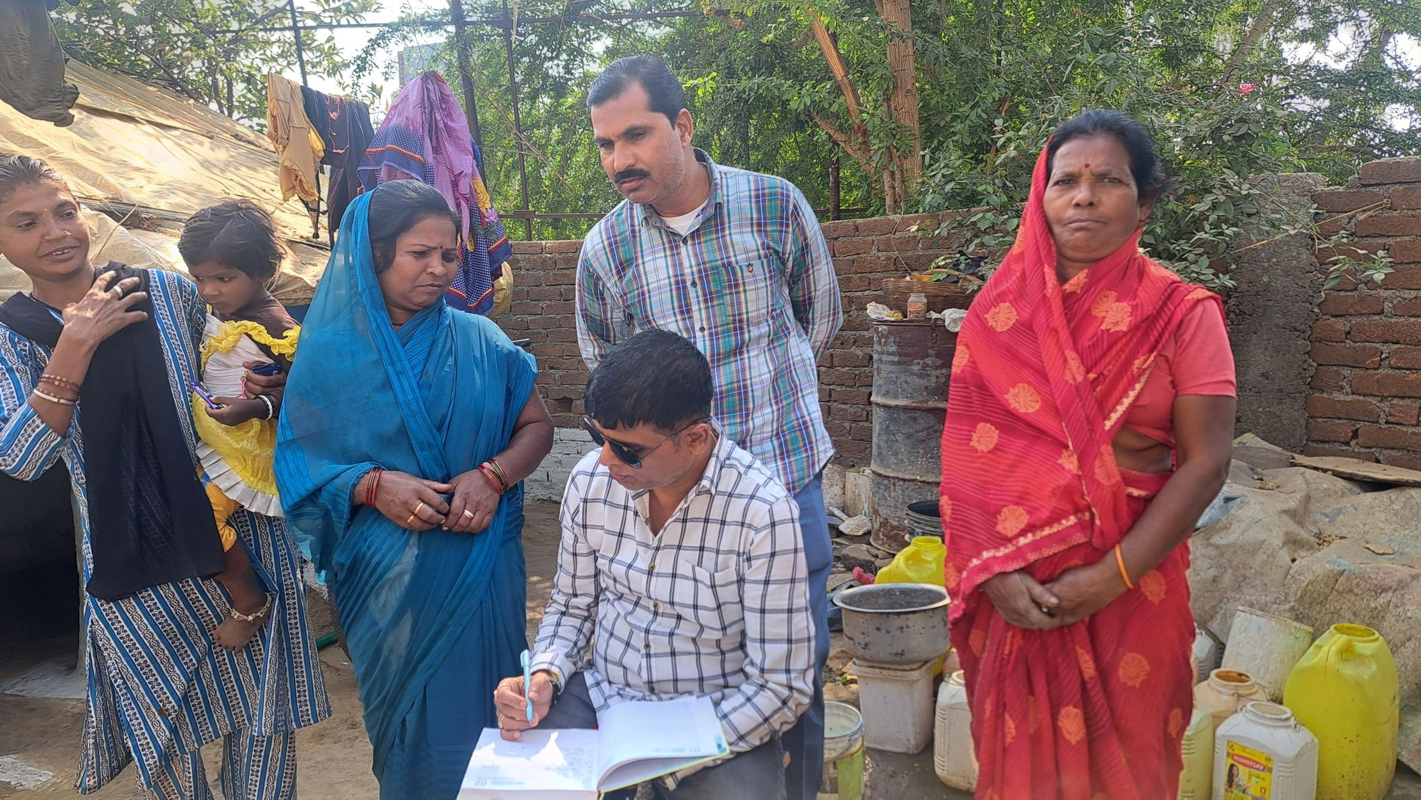 सिवनी यशो:- सिवनी नगर पालिका के विवेकानंद वार्ड के पार्षद राजेश राजू यादव ने रविवार 22 दिसंबर से आपका पार्षद आपके द्वारा अभियान का प्रारंभ कर वार्डवासियों से मिलकर उनकी समस्याओं को सुन रहे है और उनके निराकरण के लिये निरंतर अधिकारियों एवं संबंधित नपा कर्मचारियों से चर्चा कर रहे है ।