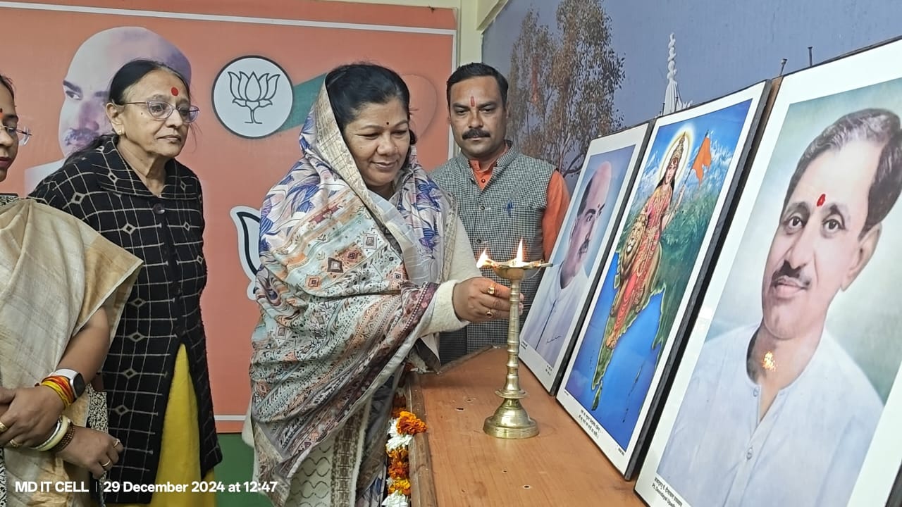 मण्डला यशो:- भारतीय जनता पार्टी के संगठन पर्व के अंतिम चरण में भाजपा जिला कार्यालय में जिलाध्यक्ष के पद हेतु रायशुमारी की गयी। जिला निर्वाचन अधिकारी श्रीमति प्रज्ञा त्रिपाठी एवं पर्यवेक्षक श्रीमति लता ऐलकर ने रायशुमारी के पूर्व उपस्थित जनप्रतिनिधि, पदाधिकारी एवं प्रत्याशियों को संबोधित करते हुए भाजपा जिलाध्यक्ष के निर्वाचन की प्रक्रिया से अवगत कराते हुए पार्टी गाईडलाईन के तहत दिये गये निर्देशों का जिक्र करते हुए कहा कि यह निर्वाचन भारतीय जनता पार्टी के संवैधानिक लोकतंत्र की यह प्रक्रिया है जिसमें लंबे समय से पार्टी में कार्य करने वाले कार्यकर्ताओं को अपनी अपेक्षा व आकांक्षाओं को लेकर आगे बढऩे का अवसर प्रदान करती है।