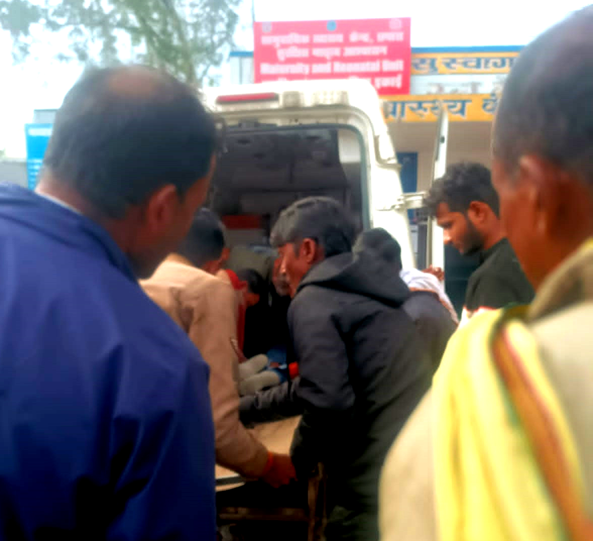 छपारा यशो:- नगर से लगभग 30 किलोमीटर दूर ग्राम देवतामऊ मार्ग में दो बाईकों की 29 दिसम्बर को दोपहर लगभग 12:30 बजे आपस में आमने-सामने की टक्कर होने से दोनों बाईकों में सवार चार लोगों को पैरों और सिर में चोट आई जिन्हें सूचना पर छपारा 108 ने नगर के सामुदायिक स्वास्थ्य केन्द्र भर्ती कराया गया और चारों घायल खतरे से बाहर बताया गया है।