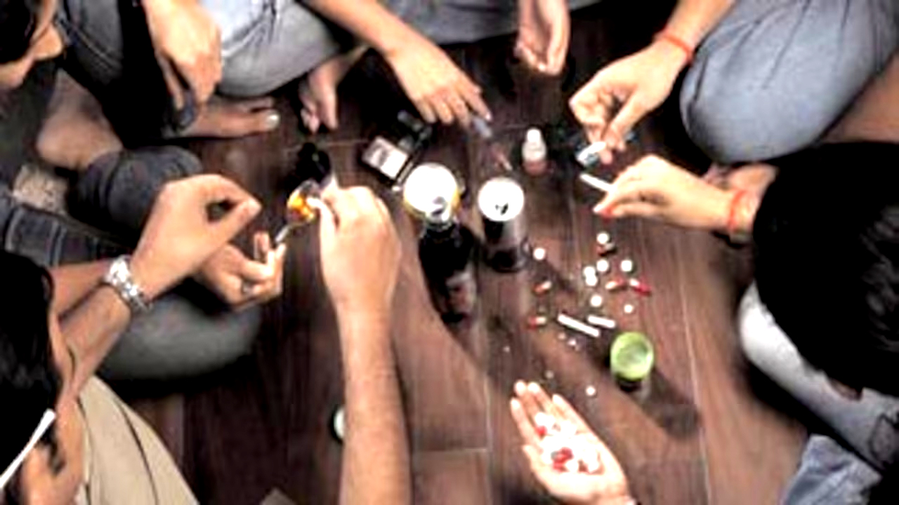 सिवनी यशो:- जिले में नशे का कारोबार (drug trade) तेजी से अपने पैर पसार रहा है । नशे के कारोबार को रोकने के लिये जिम्मेदार चाहे जो दावे करें परंतु नशे के कारोबारियों पर उनका शिंकजा पकड़ नहीं बना पा रहा है और नशे के अनैतिक कारोबार से जुड़े तस्कर (smuggler) अपनी पैठ बढ़ाते जा रहे है ।