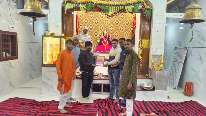 सिद्ध ज्वालादेवी पीठ में 65 वें सप्ताह सुंदरकांड एवं हनुमान चालीसा का पाठ संपन्न मनोकामना पूर्ण होने पर ए जे जी एस व्ही एच ग्रुप ने श्रद्धा भक्ति और विश्वास के साथ प्राप्त किया आशीर्वाद युवा एवं महिलाओं प्रयास की हो रही मुक्तकंठ से प्रशंसा  सिवनी ०१ दिसंबर २०२४ सिवनी यशो:- सिवनी नगर के उप नगरीय क्षेत्र भैरोगंज परतापुर रोड में स्थित श्री मां आदिशक्ति ज्वाला देवी सिद्ध पीठ मंदिर में लगातार 65 सप्ताह से प्रत्येक शनिवार को युवाओं एवं मातृशक्ति द्वारा सास्वर भक्तिमय सुंदरकांड एवं हनुमान चालीसा का पाठ किया जा रहा है । सुंदरकांड एवं हनुमान चालीसा के पाठ की निरंतरता युवाओं एवं मातृशक्ति ने इस प्रयास को नये संकल्प के साथ गति प्रदान करने की बात कहीं और कहा है कि युवाओं मातृशक्ति में इस बात का विश्वास जगना है कि हनुमान जी ही जीवन के असली रोल माडल है ।  ज्वालादेवी सिद्ध पीठ में पिछले 65 सप्ताह से चल रहे सुंदरकांड और हनुमान चालीसा पाठ की निरंतरता श्रद्धालुओं के लिये विशेष आकर्षण और श्रद्धा का केन्द्र बन गया है । इस आयोजन में देश के अन्य राज्यों से श्रद्धापूर्वक भक्त शामिल हो रहे है वहीं अनेक श्रद्धालु यहां मनोकामना पूर्ति के लिये भी पहुंच रहे है और मनोकामना पूर्ण होने से श्रद्धा, भक्ति और विश्वास के साथ पुन: इस सिद्धपीठ में यजमान बन कर देवी और हनुमान जी का आर्शावाद प्राप्त कर रहे है । 65 वें सप्ताह में भक्तिभाव के साथ सुंदरकांड का पाठ संपन्न किया गया और इस क्रम को आगे पूरे उत्साह के साथ जारी रखते हुये अपने हर संपर्कित व्यक्ति को इस अभियान से जोडकर हनुमान जी को जीवन आदर्श बनाने के लिये प्रेरित किया जा रहा है । वर्तमान समय में बच्चों को मोबाईल एवं कार्टून सहित अन्य दिमाग में उलझन पैदा करने वाले सस्ते आकर्षण से दूर करने एवं हनुमान जी के सुंदर चरित्र से जोडकर उन्हे विद्या प्राप्ति के लिये एकाग्र करने का क्रम प्रारंभ किया गया है, मोबाईल के माध्यम से बच्चों में पब्जी जैसे खतरनाक खेलों से छुटकारा दिलाने के लिये भी अपने स्तर पर प्रयास कर हनुमान जी की भक्ति से जोडऩे के सोशल मीडिया के माध्यम से प्रयास करने पर विचार किया गया । युवा एवं मातृशक्ति पूरे उत्साह के साथ पिछले एक वर्ष से  हर शनिवार को शाम 6:00 बजे एकत्रित होकर भक्तिपूर्ण माहौल तैयार कर माता ज्वालादेवी के समक्ष संगीतमय सुंदरकांड एवं हनुमान चालीसा का पाठ  करते है एवं इसके पश्चात महाआरती का आयोजन कर महाप्रसाद का वितरण किया जाता है । धार्मिक कार्य में इस प्रकार की नियमित्ता इस बात का स्पष्ट संकेत है कि युवाओं में समाज कल्याण का भाव तेजी से जागृत हो रहा है और आध्यात्म की ओर उनका झुकाव युवाओं को दिशा देने का क्रांतिकारी कदम है ।     मंदिर समिति के शुभम राजपूत ने बताया कि माता रानी के दरबार में 65 वें शनिवार को ए जे जी एस व्ही एच ग्रुप ने मनोकामना पूर्ण होने पर यजमान के रूप में शामिल होकर मातारानी एवं हनुमान जी का आशीर्वाद प्राप्त किया। सुंदरकांड एवं हनुमान चालीसा की नियमित्ता के अभिनव प्रयास ने इसकी ख्याति बढ़ा दी है और इस टीम का निरंतर विस्तार हो रहा इसमें पड़ोसी जिलों के साथ अन्य राज्यों के भक्त भी जुड़ रहे है । नवयुवकों के द्वारा सास्वर सुंदरकांड पाठ एवं हनुमानजी चालीसा का पाठ भक्तिमय वातावरण का निर्माण कर रहा है । इस आयोजन में मातृशक्ति की उपस्थिती भी निरंतर बढ़ते जा रही है ।    भक्ति और श्रद्धा के साथ पाठ के पश्चात महाप्रसाद वितरण एवं भंडारा भी यजमानों के सहयोग से किया जाता है । सिद्ध पीठ ज्वाला देवी मंदिर समिति द्वारा प्रति शनिवार होने वाले सुंदरकांड पाठ में मुख्य रूप से जो भी अपने नाम से पाठ कराना चाहता है, वह यजमान बनने के लिए मंदिर समिति से संपर्क कर सकता है। आने वाले शनिवारों को विशेष बनाने के लिये युवाओं एवं मातृशक्ति में भारी उत्साह का वातावरण है । समिति ने श्रद्धालुओं से अधिक से अधिक संख्या में उपस्थिति का आग्रह है।