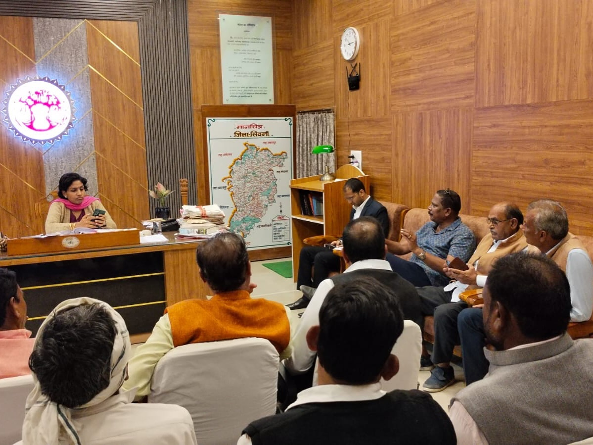 सिंचाई विभाग के सीई डहेरिया सरकार को बदनाम और किसानों को परेशान कर रहे है - दिनेश राय सीई अशोक डहेरिया ने विधायक पर कर्मचारियों पर हमला कराने का लगाया आरोप सिवनी यशो:- सिंचाई के लिये किसानों को नहर से पानी प्राप्त नहीं होने से किसानों में भारी आक्रोश है । किसानों के आक्रोश और रबी फसल उत्पादक किसानों को हो रही नुकसानी को देखते हुये सिवनी विधायक दिनेश राय मुनमुन ने सिंचाई विभाग के अधिकारियों एवं जिला प्रशासन से चर्चा की थी जिसमें तय हुआ था कि 03 दिसंबर को नहरों से पानी दिया जायेगा परंतु निर्धारित तिथि को पानी प्राप्त नहीं होने किसान 04 दिसंबर को पुन: एकत्रित हुये । 04 दिसंबर को कचहरी चौक मे एकत्र हुए विधानसभा क्षेत्र के कृषको के साथ सिवनी विधायक दिनेश राय मुनमुन कलेक्टर से मुलाकात कर किसानों की समस्याओं से उन्हें अवगत कराया एवं ज्ञापन सौंपा तथा रबी फसल के लिये पानी की समस्या का शीघ्र निराकरण किये जाने की बात कही। जिस पर कलेक्टर सुश्री संस्कृति जैन ने एरीगेशन विभाग के सीई अशोक डहेरिया से चर्चा की । जिला कलेक्टर को श्री डहेरिया कहा गया कि 7 दिसंबर तक पानी दिया जायेगा। ज्ञात हो कि पिछले दिनों एरीगेशन कार्यालय के सामने किसान चौपाल लगायी गयी थी जिसमें एरीगेशन विभाग के सीई अशोक डहेरिया एवं उनके अधिनस्थ अधिकारियों व ठेकेदारों द्वारा सिवनी शाखा नहर मे 3 दिसंबर तक पानी दिये जाने की बात कही गयी थी। परंतु 3 दिसंबर तक नहर मे पानी नही दिया गया है। किसानों को कृषि कार्य के लिये बेहद उपयुक्त समय में पानी नहीं दिये जाने से किसानों भारी आक्रोश व्यापत है । बुधवार को सिवनी पहुँचे किसान भी अधिकारियों के टालमटोली वाले उत्तर से आक्रोशित है । बताया जाता है कि किसानों के कहने पर विधायक दिनेश राय मुनमुन संबंधित गांव पहुँचे तब आक्रोशित किसानों और सिंचाई विभाग के कर्मचारियों के बीच बहस प्रारंभ हो गयी आक्रोशित किसान विभागीय कर्मचारियों से भिड़ गये । किसानों के बढ़ते आक्रोश को दिखकर कर्मचारी भाग खड़े हुये । जानकारी अनुसार आक्रोशित किसानों ने कर्मचारियों के साथ गाली गलौच और धक्कामुक्की भी की है । एरीगेशन विभाग के सीई अशोक डहेरिया को जब इस बात की जानकारी लगी तो वे सिवनी विधायक पर आरोप लगा रहे है कि उनके द्वारा 20 - 25 साथियों के साथ पहुँच कर सिचाई विभाग के कर्मचारियों पर हमला किया गया । इस संबंध में सिवनी विधायक दिनेश राय मुनमुन का कहना है कि जब वह किसानों के साथ ग्रामीण क्षेत्र में पहुँचे तो सिंचाई विभाग के कर्मचारी किसानों के साथ अमर्यादित तरीके से पेश आ रहे थे जिससे किसान भी आक्रोशित हो गये । विधायक का कहना है कि सीई अशोक डहेरिया बेहद भ्रष्ट अधिकारी है और ठेकेदारों तथा अपने रिश्तेदारों के माध्यम से भ्रष्टाचार कर हमारी सरकार को बदनाम कर रहे है तथा किसानों को परेशान कर रहे है । मेरे द्वारा कोई हमला नहीं कराया गया । सीई डहेरिया झूठ बोलकर अपनी गलती पर पर्दा डालने की कोशिश कर रहे है । वहीं सीई डहेरिया ने मुख्य अभियंता सिंचाई विभाग को पत्र लिखकर सिवनी विधायक दिनेश राय मुनमुन पर कर्मचारियों के साथ मारपीट के आरोप लगाये है तथा सुरक्षा की मांग की है ।