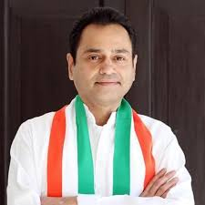 छिन्दवाड़ा यशो:- जिले के पूर्व सांसद नकुलनाथ का तीन दिवसीय प्रवास पर छिन्दवाड़ा आगमन होने जा रहा है। आगमन उपरांत वे कांग्रेस पार्टी के आयोजित कार्यक्रमों में सम्मिलित होने के साथ ही अन्य आयोजनों में भी उपस्थित होंगे। श्री नाथ का दिनांक 22 दिसम्बर को विशेष वायुयान से ईमलीखेड़ा हवाई पट्टी पर आगमन होगा। जिला कांग्रेस कार्यालय से प्राप्त जानकारी के अनुसार अपने पूर्व निधार्रित दौरा कार्यक्रम अनुसार नकुलनाथ दिनांक 22 दिसम्बर को प्रात: 9.30 बजे दिल्ली से प्रस्थान कर छिन्दवाड़ा पहुंचेंगे। प्रात: 10.30 बजे वे छिन्दवाड़ा से जामई के लिए प्रस्थान कर प्रात: 11.30 बजे जामई पहुंचकर क्षेत्रीय कांग्रेस कमेटी जामई, हनोतिया व गुद्दम की आयोजित बैठक में शामिल होंगे। तदोपरांत दोपहर 1.20 बजे पालाचौरई में क्षेत्रीय कांग्रेस कमेटी पालाचौरई एवं रिछेड़ा की आयोजित बैठक में उपस्थित होंगे। दोपहर 3.30 बजे परासिया विधानसभा के चांदामेटा में युवक कांग्रेस के आयोजित सम्मेलन को सम्बोधित करेंगे, तत्पश्चात परासिया ब्लॉक कांग्रेस कार्यालय का उदघाटन कर सांय 5.30 बजे उनका शिकारपुर आगमन होगा।