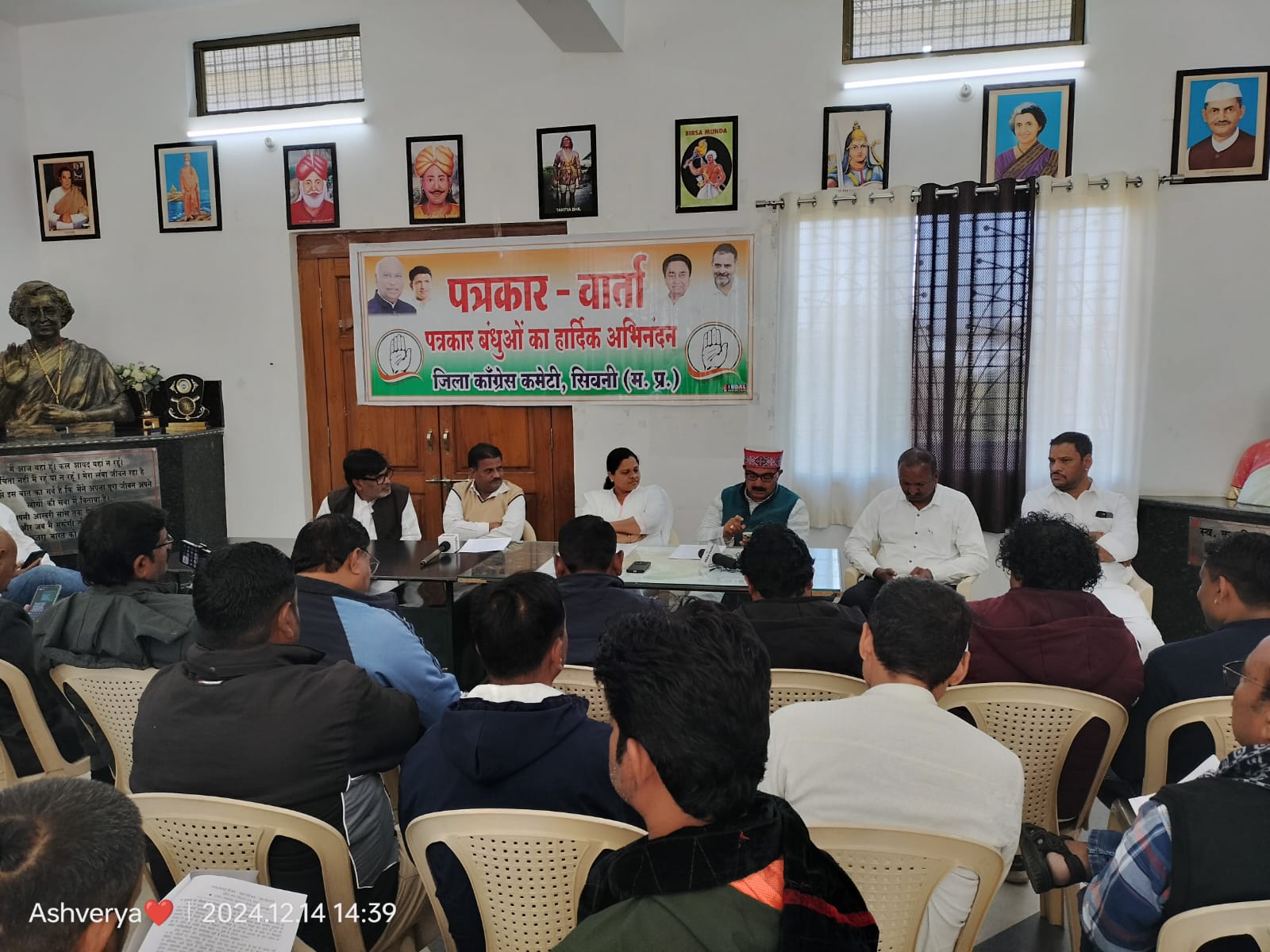 सिवनी यशो:- मध्यप्रदेश विधानसभा की पूर्व उपाध्यक्ष सुश्री हिना कांवरे द्वारा इंदिरा भवन जिला कांग्रेस कार्यालय में 16 दिसम्बर 2024 को प्रदेश व्यापी विधानसभा घेराव को लेकर पत्रकार वार्ता की, पत्रकार वार्ता में उन्होंने कहा की मोहन यादव सरकार को एक वर्ष पूर्ण हो गया है उसके बाद भी चुनाव में की गई घोषणाओं पर कोई अमर नहीं किया गया। किसानों की धान का मूल्य 3100 रू. प्रति क्विंटल, गेहॅू का मूल्य 2700 सौ रू. प्रति क्विंटल नहीं दिया गया, ना किसानों की आय दोगुनी हुई ना ही खेती लाभ का धंधा बना, विधानसभा सभा चुनाव में यह भी घोषणा की गई थी महिलाओं को 3000 रू. प्रति माह एवं घरेलू गैस सिलेंडर 450 रू. में दिया जायेगा।