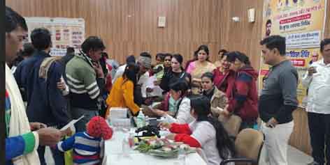 छिंदवाड़ा यशो:- विशेष बाल नेत्र रोग चिकित्सा एवं सर्जरी चयन शिविर में आज छिंदवाड़ा एवं पांढुर्णा जिले के 148 बच्चों ने अपने नेत्र परीक्षण कराए। भोपाल के सुप्रसिद्ध नेत्र चिकित्सालय सेवा सदन की डॉ. नेहा मोता, अजय सिंह, फरहीन इदरीसी, सागर बोस और शिवम पाण्डेय की टीम ने इन बच्चों की आंखों का परीक्षण किया। इनमें से 50 बच्चों को भोपाल के सेवा सदन नेत्र चिकित्सालय और इंदौर के चोइथराम हॉस्पिटल ले जाकर उनकी आंखों के ऑपरेशन नि:शुल्क किए जाएंगे। चयनित किए गए 50 में से 15 बच्चे आज संपन्न शिविर होने के तुरंत बाद ही ऑपरेशन के लिए भोपाल के सेवा सदन नेत्र चिकित्सालय के लिए रवाना भी कर दिए गए हैं।