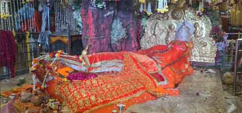 सौसर यशो:- साल के अंतिम शनिवार को चमत्कारिक हनुमान मंदिर जाम सावली में दर्शनार्थ भारी जन सैलाब उमङ पडा प्रतिवर्षानुसार इस बार भी साल के अंतिम शनिवार को पांढुर्णा से बड़ी तादाद में जनता पैदल हनुमान मंदिर जाम सावली में दर्शनार्थ आए प्रात: पांढुर्णा से पदयात्रा करते हुए बड़ी तादाद में भाविक दर्शनार्थ आ रहे थे जिनका जगह-जगह भव्य स्वागत जनता द्वारा किया गया भाविको के लिए जगह-जगह खाना नाश्ता चाय पेयजल की निशुल्क व्यवस्था की गई थी विधायक विजय चौरे ने भी दर्शनार्थ के सम्मान के लिए नास्ते की व्यवस्था की गई थी।