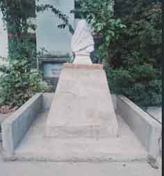 छिंदवाड़ा यशो:- जिला पंचायत कार्यालय के सामने गांधी प्रतिमा को हटाकर वहां दुकान एवं पदाधिकारियों के चेम्बर बनाये जाने का विरोध सर्वदलीय पार्टी ने किया है। इस संबंध में आज जिला प्रशासन को एक ज्ञापन सौंपा जावेगा। गांधीवादी विचारक रविन्द्रसिंह कुशवाह ने बताया कि गांधी की प्रतिमा हटाना उनका अपमान करना है।