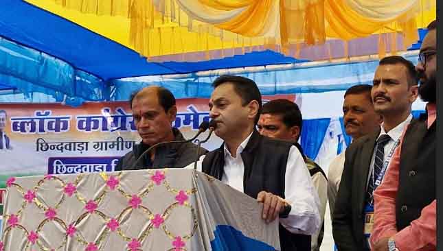 छिंदवाड़ा यशो:- संकट मोचन हनुमान महाराज के परम भक्त धर्मानुरागी नकुलनाथ अपने पूर्व निर्धारित दौरा कार्यक्रम के अनुसार आज ग्राम नेर पहुंचे, यहां नकुलनाथ ने सिद्ध मंदिर दादा जी दरबार शंभू धाम में बल, बुद्धि व विद्या के दाता भगवान हनुमान जी के चरणों में माथा टेका। पूजा अर्चना कर जिले, प्रदेश व देश के लिए सुख, शांति, समृद्धि मांगी साथ ही किसानों के लिए धन, धान्य, युवाओं के लिए रोजगार व मातृशक्ति के लिए सुरक्षा व सम्मान मांगा।