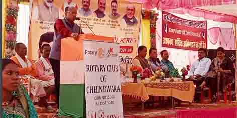  छिंदवाड़ा यशो:- सांसद बंटी विवेक साहू  (MP Bunty Vivek Sahu) की पहल पर आयोजित किए जा रहे स्वास्थ्य शिविरों (health camps) की श्रृंखला में 78 वा स्वास्थ्य शिविर अमरवाड़ा विधानसभा क्षेत्र (Amarwada Assembly Constituency) के ग्राम गोरपानी में सम्पन्न हुआ। पूर्व प्रधानमंत्री अटल बिहारी बाजपेई (Former Prime Minister Atal Bihari Vajpayee)  की जयंती 25 दिसंबर तक चलने वाले नि:शुल्क स्वास्थ्य शिविर में 243 मरीजो ने पंजीयन कराया जिसमें 234 मरीजों का उपचार कर दवा वितरित की गई। जांच में पाए गए 9 गंभीर मरीजों को रेफर किया गया।