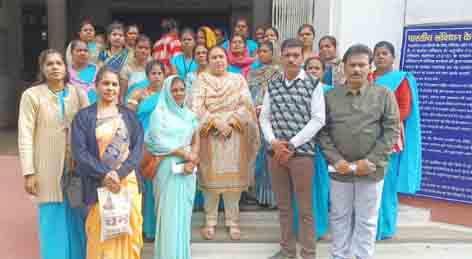 तीन लोगों पर लगाए भ्रष्टाचार करने के आरोप, उठाई जांच की मांग कांग्रेस के नेतृत्व में स्व सहायता समूह की महिलाओं ने सौंपा ज्ञापन Chhindwara 03 December 2024 छिन्दवाड़ा यशो:- भाजपा की सरकार (The BJP's government) में किस तरह भ्रष्टाचार (Corruption) फलफूल रहा है इसका एक और ताजा उदाहरण सामने आया है। बनगांव के स्व. सहायता समूह (self help group) की महिलाओं से शासकीय योजनाओं (Government schemes) में काम लेने के बाद उनका भुगतान नहीं करना और कार्य की राशि मांगने पर धौंस देना तानाशाही (Dictatorship) को उजागर कर रहा है। समूह की पीडि़त महिलाओं ने आज कांग्रेस के नेतृत्व में कलेक्ट्रेट पहुंचकर ज्ञापन सौंपकर उचित कार्रवाई की मांग की है। कांग्रेस नगर निगम ग्रामीण के ब्लॉक एक व ब्लॉक दो के पर्यवेक्षक मनीष पांडे एवं जनपद पंचायत छिन्दवाड़ा के उपाध्यक्ष अश्वनी रघुवंशी एवं महिला कांग्रेस की श्रीमती कहकशा मिर्जा के नेतृत्व में बनगांव के ओमकारेश्वरी स्व. सहायता समूह की 100 महिलाओं ने कलेक्ट्रेट पहुंचकर ज्ञापन सौंपा। प्रस्तुत ज्ञापन में उल्लेख किया गया है कि समूह की अध्यक्ष श्रीमती सीमा विश्वकर्मा, सचिव श्रीमती बबीता यादव एवं बीएम कपिल देव पटवा के द्वारा लाखों रुपए का भ्रष्टाचार किया गया है। प्रस्तुत ज्ञापन में उल्लेख किया गया है कि वर्ष 2019 से समूह से जुड़ी श्रीमती यशोदा डेहरिया, श्रीमती उर्मिला डेहरिया व संध्या पाल सहित समूह की अन्य महिलाओं के द्वारा शासन की विभिन्न योजनाओं के तहत मॉस्क, केरीबेग, ट्रेक शूट, स्कूल गणवेश सहित अन्य सभी कार्य किए गए हैं। उक्त योजनाओं में समूह के द्वारा एक ओवर लोक सिलाई मशीन, एक इलेक्ट्रॉनिक इलास्टिक बनाने की मशीन, सिंगल नीडल मशीन क्रय किया गया है। समूह के अध्यक्ष व जनपद पंचायत छिन्दवाड़ा के बीएम कपिल देव द्वारा साठगांठ कर दोनों के द्वारा उक्त समूह में अपनी मनमानी चला रहे हैं। समूह का हिसाब मांगने पर डराया धमकाया जा रहा है। महिलाओं के द्वारा किए गए कार्यों का आज दिनांक तक भुगतान नहीं किया गया है। विदित हो कि दिनांक 23 नवम्बर 2024 को ओमकारेश्वरी स्व. सहायता समूह बनगांव की अध्यक्ष, सचिव व बीएम व अन्य अधिकारियों के समक्ष आयोजित बैठक में व पूरी जांच होने के उपरांत सामने आया कि समूह की अध्यक्ष सीमा विश्वकर्मा, सचिव बबीता यादव व बीएम कपिल देव पटवा के द्वारा महिलाओं का भुगतान नहीं किया गया है। इसके बाद भी आज दिनांक तक भुगतान नहीं करना यह साबित कर रहा है कि पूरी साठगांठ से महिलाओं का भुगतान रोका गया है। ज्ञापन प्रस्तुत करते समय ओमकारेश्वरी स्व. सहायता समूह की यशोदा डेहरिया, गीता साहू, रीतू बघेल, विनिता इंदौरकर, रेखा डेहरिया, निखत खान, सपना पवार सहित समूह की अन्य महिलाएं भी उपस्थित रही।
