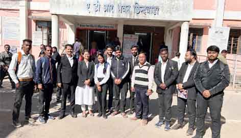 छिंदवाड़ा यशो:-शासकीय विधि महाविद्यालय छिंदवाड़ा (Government Law College Chhindwara) के छात्र शुक्रवार को जिला मुख्यालय पर आयोजित नेशनल लोक अदालत (National Lok Adalat) में शामिल हुए। सहायक प्राध्यापक कमलेश चरपे ने बताया की एलएलबी (LLB) में अध्ययनरत् विद्यार्थियों को लोक अदालत में ले जाकर उन्होंने प्रकरणों की कार्यवाही से रूबरू कराया गया।