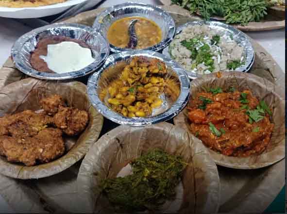 छिंदवाड़ा जल महोत्सव में बिर्रा की रोटी, महुए की पुड़ी और समा की खीर चखेंगे पर्यटक छिंदवाड़ा 18 दिसंबर 2024 छिंदवाड़ा यशो:- जल महोत्सव मे पर्यटकों को मिलेगा पातालकोट की रसोई का स्वाद सतपुड़ा एक्सप्रेस छिंदवाड़ा/ ज्वार, बाजरा, मक्के की रोटीज्चने की भाजी, महुए की रबड़ी, बरबटी के बड़े, कोदो और समा की खीर, चमाटर की चटनी यह सब पारंपरिक व्यंजन जल महोत्सव में पर्यटकों को परोसे जाएंगे। जल महोत्सव में आने वाले पर्यटक गांवों में बने अचार, पापड़, बड़ी सहित अन्य घरेलू सामाग्री भी यहां से खरीद सकेंगे, इसकी व्यवस्था भी महोत्सव स्थल पर की जा रही है। जिला प्रशासन, मध्यप्रदेश टूरिज्म बोर्ड और जिला पुरातत्व, पर्यटन एवं संस्कृति परिषद के संयुक्त प्रयासों से माचागोरा डेम पर पहली बार हो रहे जल महोत्सव में रोमांचकारी गतिविधियां होंगी। जल महोत्सव 20 से 25 दिसंबर 2024 तक आयोजित होगा। कलेक्टर शीलेंद्र सिंह व जिला पंचायत के मुख्य कार्यपालन अधिकारी अग्रिम कुमार के कुशल मार्गदर्शन में हो रहे जल महोत्सव में आने वाले पर्यटकों की सुविधाओं का विशेष ध्यान रखा जा रहा है। यहां पर नाइट स्टे के लिए लगने वाले टेंट में गद्दे, तकिया और कंबल दिया जाएगा और पर्यटकों की पसंद का सादा व ग्रामीण परिवेश का भोजन परोसा जाएगा। दूर-दराज और शहर से आने वाले पर्यटक पातलाकोट की रसोई का स्वाद भी ले सकेंगे। श्री अन्न(मिलेट) पर आधारित आदिवासी पारंपरिक भोजन के स्टाल भी लगाए जा रहे हैं, जिसमें स्वादिष्ट देशी भोजन पर्यटक ले सकेंगे। इसके साथ ही चाय-नाश्ते सहित ग्रामीण अंचल में बने पापड़, अचार, बड़ी और अन्य देशी वस्तुएं भी स्टाल पर उपलब्ध होंगी, जो पर्यटक भुगतान करके खरीद सकेंगे। जल महोत्सव में सुरक्षा के हिसाब से दो रेस्क्यू टीमें, स्वास्थ्य टीम सहित भारी संख्या में पुलिस बल भी तैनात रहेगा। यहां उल्लेखनीय है कि छिंदवाड़ा जल महोत्सव माचागोरा डेम के पास बाम्हनवाड़ा गांव के जलक्षेत्र में आयोजित हो रहा है, जो 20 से 25 दिसंबर तक चलेगा। इस जल महोत्सव में वाटर एक्टिविटी होगी, जिसमें जेस्टकी, मोटर बोट, वाटर जॉरविंग, बनाना राईड, पैडल वोट शामिल है। ग्रांउड एक्टीविटी में कमांडो नेट, बाल क्लाईविंग, जिप लाइन, पैरासेलिंग, केंपिग होगी और एयर एक्टीविटी में टेम्पोलिन, आर्चरी,एयर गन शूटिंग को शामिल किया गया है। चौरई में कार्निवाल आज माचागोरा जल महोत्सव के प्रचार-प्रसार और लोगों की सहभागिता के लिए चौरई में गुरूवार को कार्निवाल आयोजित होगा। कलेक्टर श्री शीलेंद्र सिंह व जिला पंचायत के मुख्य कार्यपालन अधिकारी अग्रिम कुमार की उपस्थिति में चौरई एसडीएम कार्यालय से दोपहर तीन बजे कार्निवाल की रंगारंग शुरूआत की जाएगी। इस अवसर पर चौरई क्षेत्र के गणमान्य जनप्रतिनिधियों को भी आंमत्रित किया गया है। चौरई और आस-पास के अंचल से आए लोक कलाकार इस कार्निवाल में अपनी प्रस्तुति देंगे, इस अवसर को यादगार बनाने के लिए आकर्षक रथ तैयार करवाया गया है और लोग तरह-तरह के मुखौटे पहनकर कार्निवाल में शिरकत करेंगे। आकर्षक डीजे, बैंड-बाजे के साथ लोगों को जल महोत्सव में आने के लिए प्रेरित किया जाएगा।