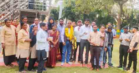 न्यूनतम वेतन के लिए लंबा संघर्ष किया, तब जाकर मिली सफलता: वासुदेव शर्मा यूनतम वेतन से स्टे हटने पर आउटसोर्स कर्मियों ने मिठाई खिलाकर मनाई खुशियां, Chhindwara 05 December 2024  छिंदवाड़ा यशो:- पुनरीक्षित न्यूनतम वेतन (revised minimum wage) पर लगा स्टे 8 महीने लंबे संघर्ष के बाद हटा है, इससे जिले के 50 हजार से अधिक आउटसोर्स (outsource), अस्थाई, ठेका श्रमिक कर्मचारियों के वेतन में 2500 रूपए महीने की बढोतरी होगी।   इंदौर हाईकोर्ट (Indore High Court) ने कर्मचारी श्रमिकों के हित में निर्णय सुनाते हुए न्यूनतम वेतन पर 8 महीने से लगा स्टे 3 दिसंबर को हटा दिया, जिससे प्रदेश के 35 लाख श्रमिक कर्मचारियों की वेतन बढोतरी होगी, स्टे हटने के बाद श्रमिक कर्मचारी वर्ग में खुशी का माहौल है, आउटसोर्स कर्मचारियों ने दीन दयाल पार्क में एकत्रित होकर संघर्ष से मिली जीत के लिए एक दूसरे को मिठाई खिलाकर बधाई दी और प्रदेश अध्यक्ष वासुदेव शर्मा का फूल मालाओं से स्वागत किया, जिनके नेतृत्व में प्रदेश भर में आंदोलन हुए और जीत मिली। इस मौके पर शरद पंत, शबनम अली, कन्हैया राजपूत, राकेश सांवले, मनोज धुर्वे, तरूण चौरसिया, अरूण, रोहित, दीक्षा डोंगरे सहित बडी संख्या में आउटसोर्स कर्मचारी शामिल रहे।   आउटसोर्स कर्मचारियों को न्यूनतम वेतन पर लगे स्टे के बारे में जानकारी देते हुए अध्यक्ष वासुदेव शर्मा ने कहा कि हमारा संगठन न्यूनतम वेतन के मुद्दे पल दो साल से संघर्ष कर रहा था, तब जाकर मार्च 24 में 10 साल बाद मप्र में न्यूनतम वेतन पुनरीक्षित किया गया और मई में बढा हुआ वेतन कर्मचारी श्रमिकों को मिला भी, इसके बाद कंपनियां हाईकोर्ट चली गई, उसके बाद से बढे हुए वेतन पर स्टे लग गया, सरकार के रवैए के कारण 8 महीने तक मामला न्यायालय में लंबित रहा। वासुदेव शर्मा ने कहा कि हमारे संगठन ने न्यूनतम वेतन पर लगे स्टे को हटवाने और पंचायत कर्मियों एवं अंशकालीन कर्मचारियों को न्यूनतम वेतन के दायरे में लाने के लिए प्रदेशभर में हजारों ग्यापन दिए, राजधानी भोपाल में कई प्रभावशाली प्रदर्शन किए और हाल ही में 21 नवंबर को इंदौर में श्रमायुक्त मप्र के कार्यालय का घेराव किया, तब जाकर 3 दिसंबर को हाईकोर्ट में फाईनल सुनवाई हुई, जिसमें माननीय न्यायालय ने श्रमिक कर्मचारियों के हित में फैसला सुनाते हुए पुनरीक्षित न्यूनतम वेतन पर लगा स्टे हटा दिया, जिससे 35 लाख से अधिक श्रमिक कर्मचारियों को 2500 रूपए महीने री वेतन वृद्धि एवं 8 महीने के एरियर का फायदा होगा। शर्मा ने कर्मचारियों से संगठित रहकर हक अधिकार के संघर्ष में शामिल रहने का आव्हान किया।