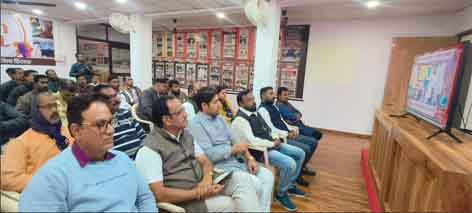 छिंदवाड़ा यशो:- भाजपा कार्यालय छिंदवाड़ा में देश के यशस्वी प्रधानमंत्री नरेंद्र मोदी का अतिमहत्वपूर्ण मन की बात कार्यक्रम किसान मोर्चा जिलाध्यक्ष श्री संजय पटेल, युवा नेता एवं सफल उद्यमी अजय सक्सेना एवं जनभागीदार अध्यक्ष भारत घई की उपस्थिति में जिले में कौशल विकास के क्षेत्र में काम कर रहे विशेषज्ञों के साथ देखा गया।