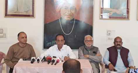 छिंदवाड़ा यशो:- भाजपा का घोषणा पत्र (BJP manifesto) सरकार बनने के उपरांत कागजों में सिमटकर रह गया। सत्ता में आने के लिए भाजपा ने खूब लोकलुभावन वायदे जनता से किए, किन्तु सरकार बनने के बाद एक भी वादे और घोषणा भाजपा सरकार (BJP government) एक साल में पूरी नहीं कर पाई। जनता से बोले गए झूठ का हिसाब लेने के लिए प्रदेश कांग्रेस कमेटी के आव्हान पर 16 दिसम्बर को विधानसभा का घेराव (siege of assembly) किया जाना है। आयोजित प्रदेशव्यापी आंदोलन (statewide movement ) में छिन्दवाड़ा जिले से हजारों कांग्रेस जनप्रतिनिधि व कार्यकर्तागण शामिल होंगे। उक्त जानकारी राजीव कांग्रेस भवन में आयोजित पत्रकार वार्ता (Press talk) में जिला कांग्रेस कमेटी (District Congress Committee) द्वारा दी गई।