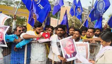 छिंदवाड़ा यशो:- भीम आर्मी आजाद समाज पार्टी (Bhim Army Azad Samaj Party) छिंदवाड़ा के जिला अध्यक्ष प्रदीप भाऊ जुलमे ने बताया कि सभी एससी एसटी ओबीसी माइनॉरिटी सामाजिक संगठनों एवं भीम आर्मी आजाद समाज पार्टी और गोंडवाना स्टुडेंट यूनियन, अखिल भारतीय गोंडवाना पार्टी राष्ट्रीय वंशकार समाज के सयुक्त तत्वधान में संविधान निर्माता डॉ बाबासाहेब आंबेडकर जी के बारे में देश के गृह मंत्री अमित शाह (Home Minister Amit Shah) द्वारा भरे सदन में अभद्र भाषा का चयन कर बाबा साहब अम्बेडकर जी (Baba Saheb Ambedkar Ji) को अपमानित किया।