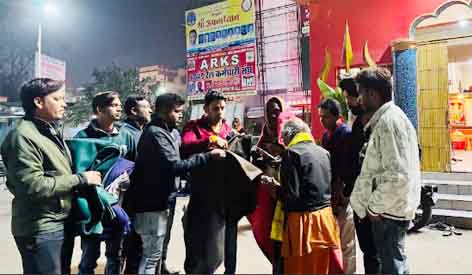 छिंदवाड़ा यशो:- राष्ट्रीय हिंदू सेना जिला अध्यक्ष यमन साहू ने बताया है कि हम हमारे घरों में सुरक्षित होते हैं परंतु जो लोग अपना घर छोड़ चौक चौराहो पर अपना जीवन यापन करने के लिए अपने परिवार के सदस्यों के साथ रहते हैं उनकी चिंता करना हमारा कर्तव्य बनता है साथ ही ऐसे सेवा रूपी कार्यक्रम संगठन हमेशा करते रहता है राष्ट्रीय हिन्दू सेना की पहल सेवा ही समर्पण है ।