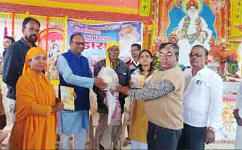 छिंदवाड़ा यशो:- छिंदवाड़ा ( लिंगा). संत श्री आशारामजी आश्रम लिंगा द्वारा प्रतिमाह अमावस्या के आसपास भण्डारे का आयोजन सम्पन्न होता हैं । इसी कड़ी में आज आश्रम के आसपास के ग्रामों के जरूरतमंदों को राशन सामग्री और अनाज भेंट किया । मुख्य अतिथि के रूप में क्षेत्रीय विधायक विजय चौरे , जिला पंचायत की सदस्य ललीता विलाश घोगें , सरपँच रूपेश कराडे मुख्य रूप से उपस्थित हुए ।