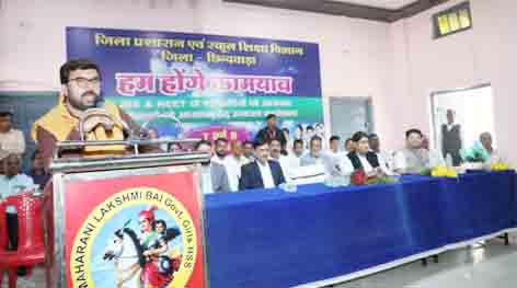 छिंदवाड़ा यशो:- छिंदवाड़ा जिला प्रशासन (Chhindwara District Administration) एवं स्कूल शिक्षा विभाग (School Education Department) द्वारा शनिवार को हम होंगे कामयाब पखवाड़ा के अंतर्गत एम एल बी स्कूल छिंदवाड़ा (MLB School Chhindwara) में जिले में जेई और नीट के परीक्षार्थियों के लिए सांसद विवेक बंटी साहू (MP Vivek Bunty Sahu) एवं कलेक्टर शीलेंद्र सिंह (Collector Shilendra Singh) के सहयोग से छिंदवाड़ा जिले के कक्षा 9वी से 12वीं तक के 873 बच्चों को यह प्रशिक्षण दिया गया।