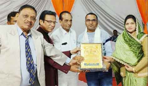 छिंदवाड़ा यशो:-सकल तारण तरण दिगंबर जैन समाज एवं युवा परिषद गुरैया के तत्वावधान में विगत दिवस तीन दिवसीय वेदी प्रतिष्ठा महोत्सव पूरे देश से पधारे त्यागी व्रती साधकगण, विद्वतगण, श्रेष्ठिगण, जनप्रतिनिधियों सहित समाज बंधुओं की विशेष उपस्थिति में विविध अनुष्ठानों के साथ ऐतिहासिक रूप से साआनंद संपन्न हुआ। मंगल महोत्सव के समस्त वेदी सूतनकर्ता परिवार सहित जिनशासन सेवक विशेष सहयोगियों को गुरैया तारण तरण दिगंबर जैन समाज द्वारा विशेष समारोह में शॉल, श्रीफल एवं प्रशस्ति द्वारा सम्मानित कर आत्मीय अभिनंदन किया गया।