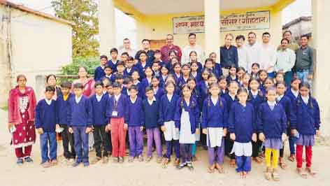 सौसर यशो:- रोटरी क्लब सौसर द्वारा प्रतिवर्ष ग्रामीण अंचल की स्कूलों में कड़ाके की ठंड के मद्देनजर स्वेटर का वितरण किया जाता है इसी श्रृंखला में इस वर्ष 27 दिसंबर को क्लब द्वारा नगर की शासकीय माध्यमिक स्कूल गोहटान में स्वेटर का वितरण किया गया कार्यक्रम में मुख्य अतिथि के रूप में जिला पंचायत सदस्य श्री संदीपजी मोहोड़ , अतिथि एवं सहयोगी श्री रोहितसिंग ठाकुर (मोंटी भैया) क्लब अध्यक्ष सन्नी चड्डा सचिव विकास शर्मा सदस्य दिलीपजी बत्रा,अनिल पालीवाल , अभिषेक भूतड़ा एवं सभी रोटरी सदस्यो की उपस्थिति में सम्पन्न हुआ