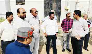 महापौर ने बच्चों को दिलाई स्वच्छता की शपथ साइबर जागरूकता से कराया अवगत साइबर जागरूकता से कराया अवगत  Chhindwara 05 December 2024 छिंदवाड़ा यशो:- नगर निगम महापौर विक्रम अहके (Municipal Corporation Mayor Vikram Ahke) लगातार वार्डो का दौरा प्रतिदिन कर रहे हैं इसी क्रम में आज प्रात: वार्ड नं 48 पंचवटी पार्क सर्वोत्तम नगर में आयोजित कार्यक्रम स्वच्छता अभियान एवं सायबर जागरूकता अभियान  (Cleanliness campaign and cyber awareness campaign) के कार्यक्रम में शामिल हुए साथ ही वार्डवासियों की मांग पर पार्क के सौंदर्यीकरण हेतु संबंधित अधिकारी को निर्देशित किया और उपस्थित जय गुरुदेव इंटरनेशनल स्कूल  (Jai Gurudev International School) के बच्चों को छिंदवाड़ा को साफ-स्वच्छ एवं सुंदर बनाए रखने हेतु अपने स्तर पर हर संभव प्रयास करने के लिए प्रेरित किया एवं वार्ड में निर्माणाधीन मंदिर में शीघ्रता से काम पूरा करने हेतु यथासंभव मदद करने का दिलाया आश्वाशन । इस अवसर पर मुख्य रूप से चेतराम पाल जी, शक्ति सिंग जी,रामलखन दीक्षित जी,नीरज वर्मा जी,किशोर नथानी जी,रिंकू बाधवानी जी,विजेंद्र भार्गव जी,असरफ कुमरे जी ,पंकज साहू जी सहित वार्डवासी उपस्थित थे ।