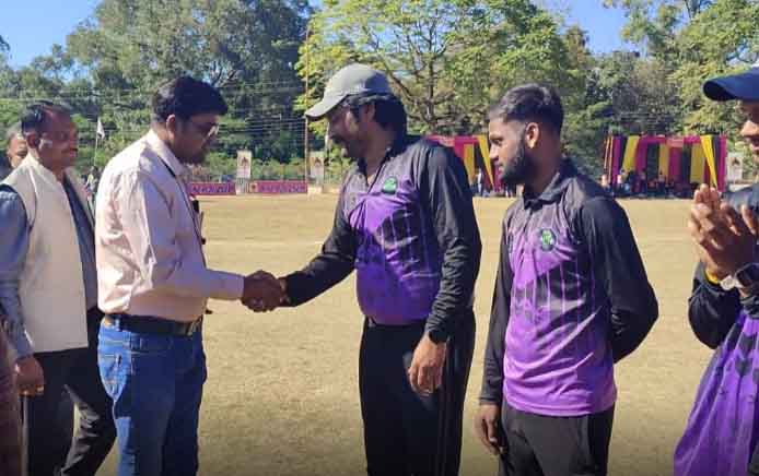 छिंदवाड़ा यशो :- इंदिरा गांधी क्रिकेट स्टेडियम में बालाजी कप आयोजित किया गया है क्रिकेट प्रतियोगिता के आयोजन में रविवार को मुख्य अतिथि के तौर पर छिंदवाड़ा प्रेस एसोसिएशन ने हिस्सेदारी की जिसमें छिंदवाड़ा प्रेस एसोसिएशन के अध्यक्ष अध्यक्ष महेंद्र राय संरक्षक वरिष्ठ पत्रकार गोविंद चौरसिया शरद पाठक अनिल जंघेला प्रवीण काटकर रामकुमार ठाकुर अशीष मालवीय मुकेश सोनी मनोहर सोनी विजय ठाकरे,दुर्गेश नरोटे करण विश्वकर्मा राज कहार बिन्देश करपे निक्की सोनी पत्रकार मौजूद रहे।