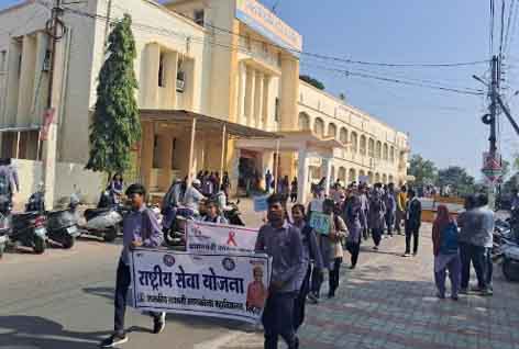 छिंदवाड़ा यशो:- प्रधानमंत्री कॉलेज ऑफ एक्सीलेंस शासकीय स्वशासी स्नातकोत्तर महाविद्यालय छिंदवाड़ा के प्राचार्य डॉ वाय के शर्मा के संरक्षण एनएसएस कार्यक्रम अधिकारी डॉ मंशाराम उइके व प्रो महेन्द्र साहू के मार्गदर्शन तथा रेड रिबन क्लब के तत्वावधान में महाविद्यालय से जागरुकता रैली निकाली गयी