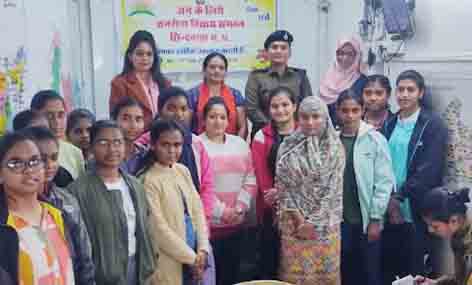 जेंडर आधारित हिंसा की रोकथाम हेतु हम होंगे कामयाब अभियान Chhindwara 03 December 2024 छिंदवाड़ा यशो:- पुलिस अधीक्षक छिंदवाड़ा  अजय पांडे (Superintendent of Police Chhindwara Ajay Pandey) के निर्देशन मे महिला थाना (Mahila Police Station) प्रभारी उप निरीक्षक त्रिशला मित्तल एवं महिला थाना स्टाफ प्र.आर. 140 इन्द्रजीत सिंह ठाकुर,म.आर. 740 नेहा साहू द्वारा आज दिनांक 03.12.2024 को अनु कम्प्यूटर कोचिंग सेंटर (Computer Coaching Centre) छिन्दवाड़ा मे प्रबंधक अनुप्रिया साहू एवं जन सेवा समिति हिताय संगठन छिंदवाडा  की अध्यक्ष हर्षा बानोदे, सचिव आयशा लोधी  की उपस्थिति मे कोचिंग इंस्टीट्यूट के बालक बालिका व शिक्षक-शिक्षिकाओं को इक्टठा किया गया ।  जिन्हे पुलिस हेड क्वाटर, भोपाल मध्यप्रदेश के द्वारा जारी  जेंडर आधारित हिंसा की रोकथाम हेतु  हम होंगे कामयाब  अभियान के अन्तर्गत समुदाय मे जेंडर उन्मुखीकरण  की जानकारी दी गयी बताया कि समुदाय मे लैंगिक समानता होना आवश्यक हैं जिस हेतु उदाहरण दिए जाकर जागरुक किया गया । महिलाओ और लडकियो का सम्मान एवं सुरक्षा आदि हेतु संवाद का आयोजन किया एवं बालिकाओ व महिलाओ के साथ सार्वजनिक स्थान पर होने वाले छेडछाड संबँधी कानून से जागरुक किया । घरेलु हिंसा से अवगत कराया कि  घरेलू हिंसा अर्थात -घर के अन्दर किसी महिला के साथ किसी महिला अथवा पुरुष के द्वारा की जाने वाली शारीरिक अथवा मानसिक हिंसा से हैं जिसकी रिपोर्ट घरेलु हिंसा अधिनियम 2005 के तहत महिला बाल विकास विभाग  में की जाती हैं । जिसके लिये आसपास किसी भी महिला के साथ घरेलु हिंसा होने पर आवाज बुलंद करने हेतु समझाईश दी गई एवं इससे महिलाओं की सुरक्षा अधिनियम पर संवाद किया ।   महिलाओं को उनके अधिकारों के बारे मे जानकारी दी गई एवं उपलब्ध सहायता सेवाओं तक पहुचाने के महत्व पर संवाद किया गया  ""SHE BOX" Se&ual-harassment complaints portal के* बारे मे छात्राओं एवं शिक्षकों को बताया कि  लैंगिग उत्पीडन (हरकत) की शिकायत ऑनलाईन की जा सकती हैं  क्योकि एक सुरक्षित कार्यक्षेत्र हर महिला का अधिकार है ।  यह पोर्टल केन्द्रीय सरकार द्वारा महिला एवं बाल विकास मंत्रालय द्वारा जारी है जो नये समाज की ओर बेटी बचाओ बेटी पढाओ से संबंधित है । अगर कोई महिला कार्य क्षेत्र मे लैगिंग उत्पीडन का सामना करती है तो इस पोर्टल को कैसे एक्सेंस किया जाता है एवं शिकायत रजिस्टर्ड करने के तरीके के बारे मे क्रमबद्ध जानकारी दी गयी है ।  इस प्रकार से अभियान चलाया जाकर SHE BOX Portal  का प्रचार एवं घरेलु हिंसा रोकने, पाक्सो एक्ट के  कानूनी प्रावधान, एवं बालविवाह प्रतिषेध अधिनियम के कानूनो की जागरुकता हेतु प्रचार प्रसार किया गया है ।  बाल विवाह की जानकारी दी जाकर बताया कि अगर आपके आसपास ऐसा कुछ हो रहा है तो तुरन्त  1098  या  181  या  100  डायल पर सूचित करे या फिर पास की आंगनवाडी या ग्राम पंचायत को भी सूचना दे सकते है ।