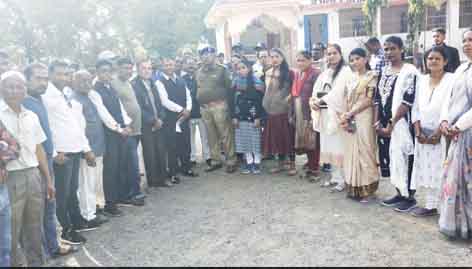 छिन्दवाड़ा यशो:- भाजपा की सरकार में किसान खाद और बिजली के लिए तरस रहा। समय पर बिजली आपूर्ति नहीं होना, अघोषित कटौती आम बात हो चुकी है। खाद के लिए किसान उचित मूल्य की दुकानों के सामने कतार में खड़ा है फिर भी खाली हाथ लौट रहा। निराश हो चुका अन्नदाता बार-बार शासकीय दफ्तर के दरवाजे खटखटा रहा किन्तु उनकी समस्याओं का निराकरण नहीं किया जाना भाजपा सरकार की किसान विरोधी सोच को उजागर कर रहा है। किसानों की खाद व बिजली की समस्या को लेकर आज ब्लॉक कांग्रेस कमेटी ग्रामीण छिन्दवाड़ा ने अनुविभागीय अधिकारी को ज्ञापन प्रस्तुत कर समय पर खाद व बिजली उपलब्ध कराने की मांग की।