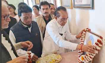 छिंदवाड़ा यशो:- भारत के महान अर्थशास्त्री पूर्व प्रधानमंत्री डॉ.मनमोहन सिंह के निधन पर स्थानीय राजीव कांग्रेस भवन में शनिवार को शोक सभा का आयोजन किया गया। इस अवसर पर पार्टी के पदाधिकारियों एवं कार्यकर्ताओं ने उनके छायाचित्र पर माल्यार्पण व पुष्प अर्पित कर अपनी भावभिनी श्रद्धांजलि अर्पित की। कांग्रेस के वक्ताओं ने पूर्व सीएम माननीय कमलनाथ के साथ पूर्व पीएम मनमोहन सिंह के छिन्दवाड़ा आगमन के साथ ही उनके व्यक्तित्व व कृतित्व पर प्रकाश डाला।