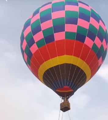 छिंदवाड़ा यशो:- जिला प्रशासन व मध्य प्रदेश टूरिज्म द्वारा आयोजित तामिया एडवेंचर फेस्टिवल के दूसरे दिन रविवार को सुबह से ही पर्यटक रोमांच का अनुभव करते रहे। मुंबई, नागपुर, भोपाल, जबलपुर और बालाघाट सहित छिंदवाड़ा के कोने-कोने से आए पर्यटकों ने हॉट एयर बलून, पैरा मोटर सहित अन्य एक्टिविटी का आनंद उठाया। पातालकोट के रातेड़ बेस में चल रहे एडवेंचर कैम्प में पर्यटकों के नाइट स्टे की भी व्यवस्था की गई है।तमिया एडवेंचर फेस्ट 2024 का आयोजन 28 दिसबंर 24 से 02 जनवरी 25 तक होगा।