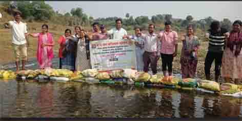 जल को स्वच्छ रखो,जीवन को स्वस्थ बनाओ विचार के साथ किया बोरी बंधान छिंदवाड़ा 07 दिसम्बर 24 छिंदवाड़ा यशो:- (सौंसर ) म. प्र. जन अभियान परिषद विकासखंड सौसर जिला छिंदवाड़ा में जिला समन्वयक आदरणीय श्री अखिलेशजी जैन विकासखंड समन्वयक श्री अनिल बोबडे के निर्देशानुसार सेक्टर क्र.2 में ग्राम पंचायत जाम में जल को स्वच्छ एवं जीवन को स्वस्थ बनाने बोरी बंधान परामर्शदाता दिनेश सोमकुंवर,सुभाष ठाकरे,भोजराजसिंह निकम के मार्गदर्शन में जल संरक्षण के लिए जाम नदी के नाले पर बोरी बंधान गतिविधि का आयोजन मुख्यमंत्री सामुदायिक नेतृत्व क्षमता विकास पाठ्यक्रम के बीएसडब्लू, एमएसडब्लू के विद्यार्थियों की उपस्थिति बोरी बांध बनाया गया परामर्शदाता दिनेश सोमकुंवर द्वारा विद्यार्थियों को जल ही जीवन है और इसके बिना हम जीवन की कल्पना भी नहीं कर सकते । जल का महत्व समझाते हुए उसके संरक्षण के लिए हर संभव प्रयास करना चाहिए जल की एक-एक बूंद कीमती है और हमें उसे बचाने के लिए संकल्प लेना चाहिए केवल तभी हम आने वाली पीढिय़ों के लिए एक स्वस्थ और समृद्ध भविष्य सुनिश्चित कर पाएंगे यह जानकारी दी गतिविधि में क्चस्ङ्ख,रूस्ङ्ख के विद्यार्थी निकिता जानभोर मोनाली जानभोर मेघा गायकवाड भीमेश्वर ठाकरे अनूप आर्विकर रूपेश सोमकुवर पुरुषोत्तम ढोके प्रीति रायकवार हिमानी अवझेकर चित्रकला बल्कि ममता चटकवार अनिल तवले राधेश्याम भकते पवन मिनोटे रेणुका बोबडे प्रेरणा पाटिल हर्षल फरकसे दीपावली बागडे नए श्रमदान किया ।