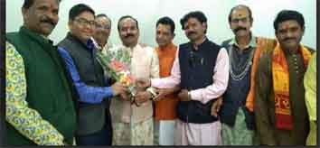 छिंदवाड़ा यशो:- मध्य प्रदेश संत पुजारी संघ के द्वारा डॉक्टर सम्मान समारोह अच्छे कार्य के दिया गया जिसमें मिलनसार पेशंटों से अच्छी व्यवहार के कारण अति शीघ्र लाभ मिलता है संघ के द्वारा 3 वर्षों से निरंतर डॉक्टर को सम्मान कर रहा है जिसमें डॉक्टर दिनेश ठाकुर का आज सम्मान किया गया