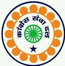 कांग्रेस सेवादल की कार्यकारिणी में होंगे युवा चेहरे छिंदवाड़ा 07 दिसम्बर 24 छिंदवाड़ा यशो:- कांग्रेस सेवादल की युवा टीम जल्द ही मैदान में मोर्चा संभालती नजर आएगी। कांग्रेस संगठन को बूथ स्तर पर मजबूत करने में जुटी कांग्रेस सेवादल की नवीन कार्यकारिणी में अब युवा चेहरे नजर आएंगे। युवाओं को महत्वपूर्ण पदों की जिम्मेदारी सौंपी जाएगी ताकि कांग्रेस सेवादल पूरी शक्ति के साथ अपनी जिम्मेदारियों को पूरा कर सके। जिला कांग्रेस सेवादल जल्द ही नई कार्यकारिणी घोषित करेगी। सेवादल जिलाध्यक्ष सुरेश कपाले द्वारा प्रदत्त जानकारी के अनुसार कांग्रेस सेवादल शीघ्र ही कांग्रेस सेवादल की जिला कार्यकारिणी एवं प्रबंधन समिति ब्लॉक अध्यक्ष, नगर अध्यक्ष की जल्द ही घोषणा की जाएगी। उन्होंने बताया कि जल्द ही जिला स्तर पर कांग्रेस सेवादल की एक आवश्यक बैठक का आयोजन किया जाएगा जिसमें नई नियुक्तियों को लेकर चर्चा की जाएगी साथ ही सभी की सहमति के पश्चात कार्यकारिणी घोषित की जाएगी। आयोजित बैठक में प्रदेश की भाजपा सरकार की जनविरोधी नीतियों के खिलाफ आंदोलन व धरना प्रदर्शन को लेकर भी चर्चा की जाएगी।