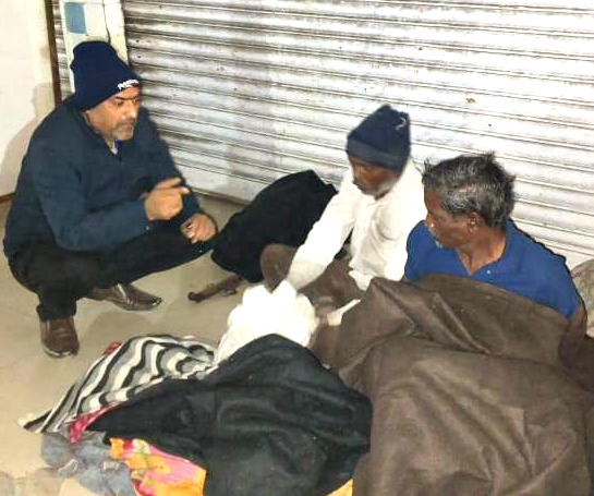 छिंदवाड़ा यशो:- सोनू यादव छिंदवाड़ा जिले के हर्रई के रहने वाले एक मजदूर हैं, जो दो महीने पहले वे रोजी-रोटी की तलाश में छिंदवाड़ा आए थे। लेकिन शहर में रहने के लिए उनके पास कोई ठिकाना नहीं था। मजदूरी इतनी मिलती थी कि बस पेट भर सकें। रात को वे खुले आसमान के नीचे सोने को मजबूर थे।