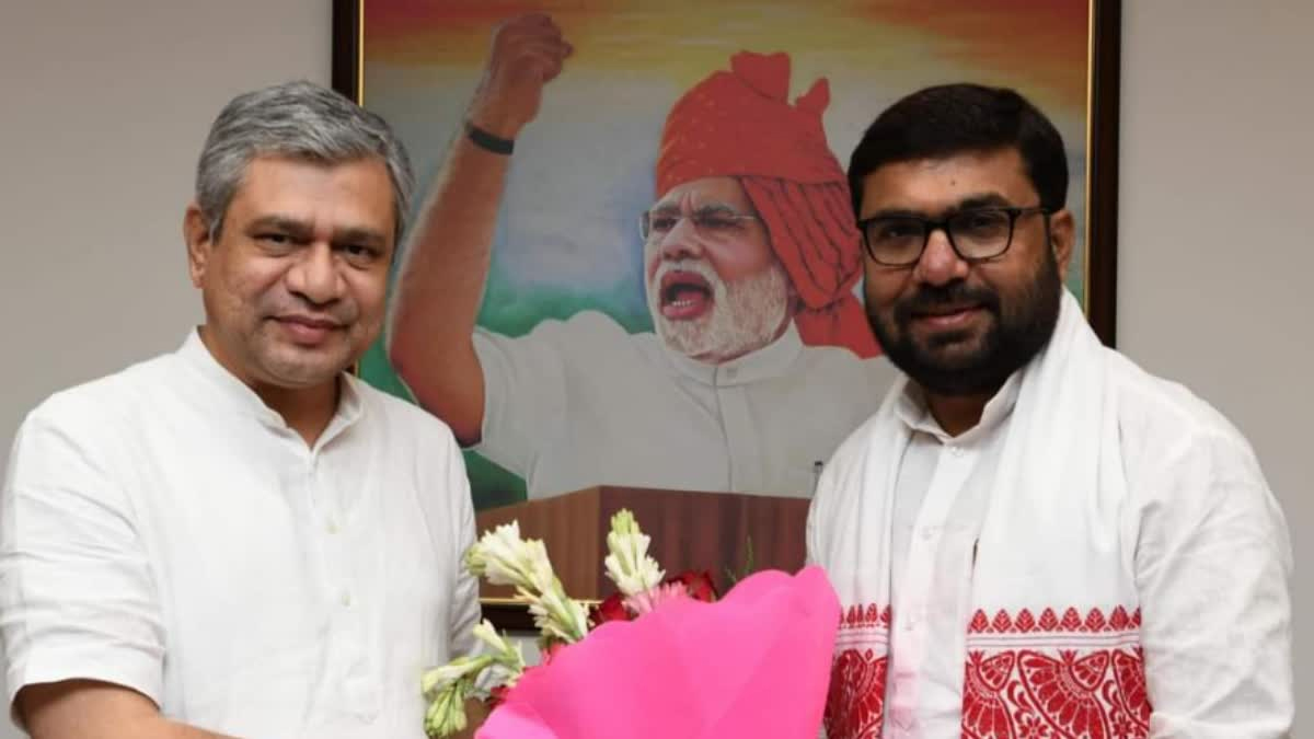 छिन्दवाड़ा यशो:- सांसद बंटी विवेक साहू की पहल पर जल्द ही छिन्दवाड़ा आमला मेमू सवारी गाड़ी को बैतूल तक बढ़ाया जायेगा। उल्लेखनीय है कि विगत दिनो सांसद श्री साहू ने रेल, सूचना और प्रसारण एवं इलेक्ट्रानिकी और सूचना प्रौद्योगिकी केन्द्रीय मंत्री अश्विनी वैष्णव से मुलाकात कर छिन्दवाड़ा में रेल सुविधाओं को बढ़ाने को लेकर बात करते हुए पत्र सौंपा था। जिसके तहत केन्द्रीय रेल मंत्री श्री वैष्णव ने सांसद श्री साहू को पत्र प्रेषित कर बताया है कि गाड़ी संख्या 01319 आमला-छिन्दवाड़ा मेमू सवांरी गाड़ी को बैतूल रेलवे स्टेशन तक विस्तार किये जाने की विस्तृत जांच के लिए संबंधित विभाग को निर्देश जारी कर दिये गये है।