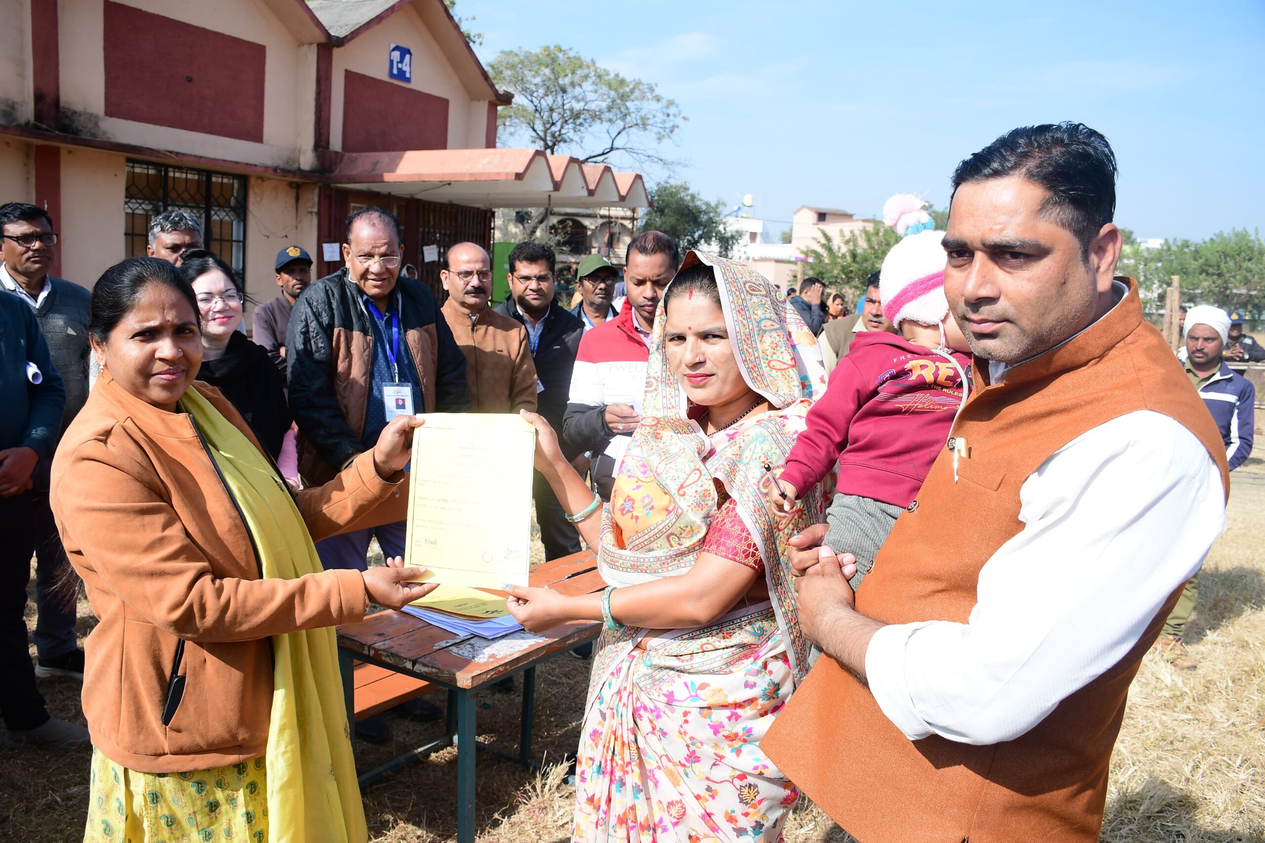 सिवनी यशो:- त्रि-स्तरीय पंचायत उप निर्वाचन 2024 (Three-tier Panchayat by-election 2024) उत्तरार्ध अंतर्गत जिले की जनपद सिवनी के जनपद निर्वाचन क्षेत्र क्रमांक 05, 06 एवं 09 की मतगणना (counting of votes) जिला मुख्यालय के पॉलिटेक्निक कॉलेज (Polytechnic College) में शांतिपूर्ण एवं व्यवस्थित रूप से संपन्न हुई। मतगणना उपरांत विजय प्रत्याशियों (victory candidates) को प्रमाण पत्र का वितरण (distribution of certificates) किया गया।